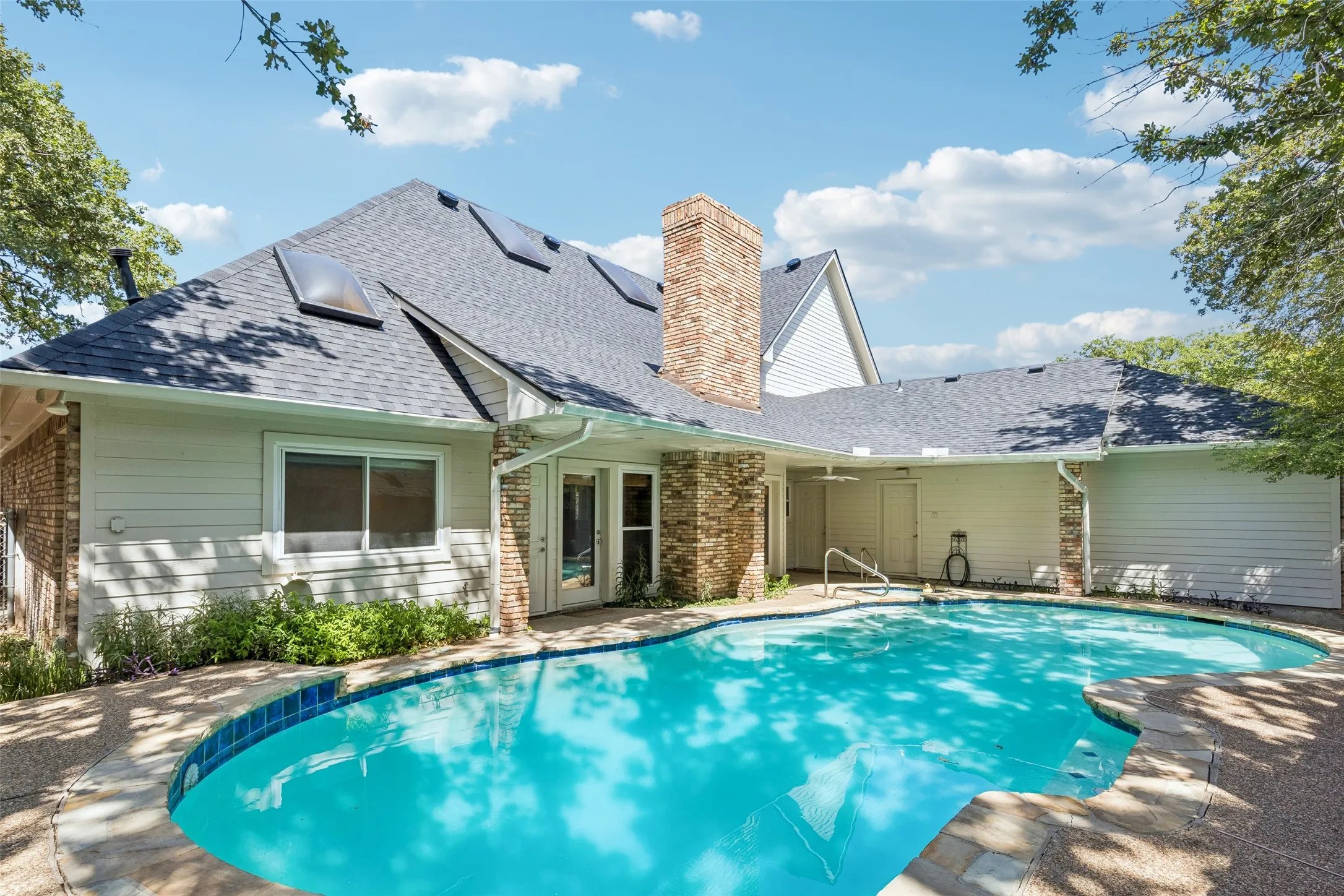 Single Family Residence For Sale in Tarrant County , 6512 Shorewood Drive, Arlington, Texas 76016, 4 Bedroom, 5 Bathroom, 2 Garage spaces, 3,468 Sqft, built in 1983, mls#21386671, Real Estate Agent in Arlington, Homes For Sale in Tarrant county, Homes For Sale in Arlington, Realtor in Arlington Texas, Real Estate Brokerage Independent Realty Texas, Luminita Cordes Realtor