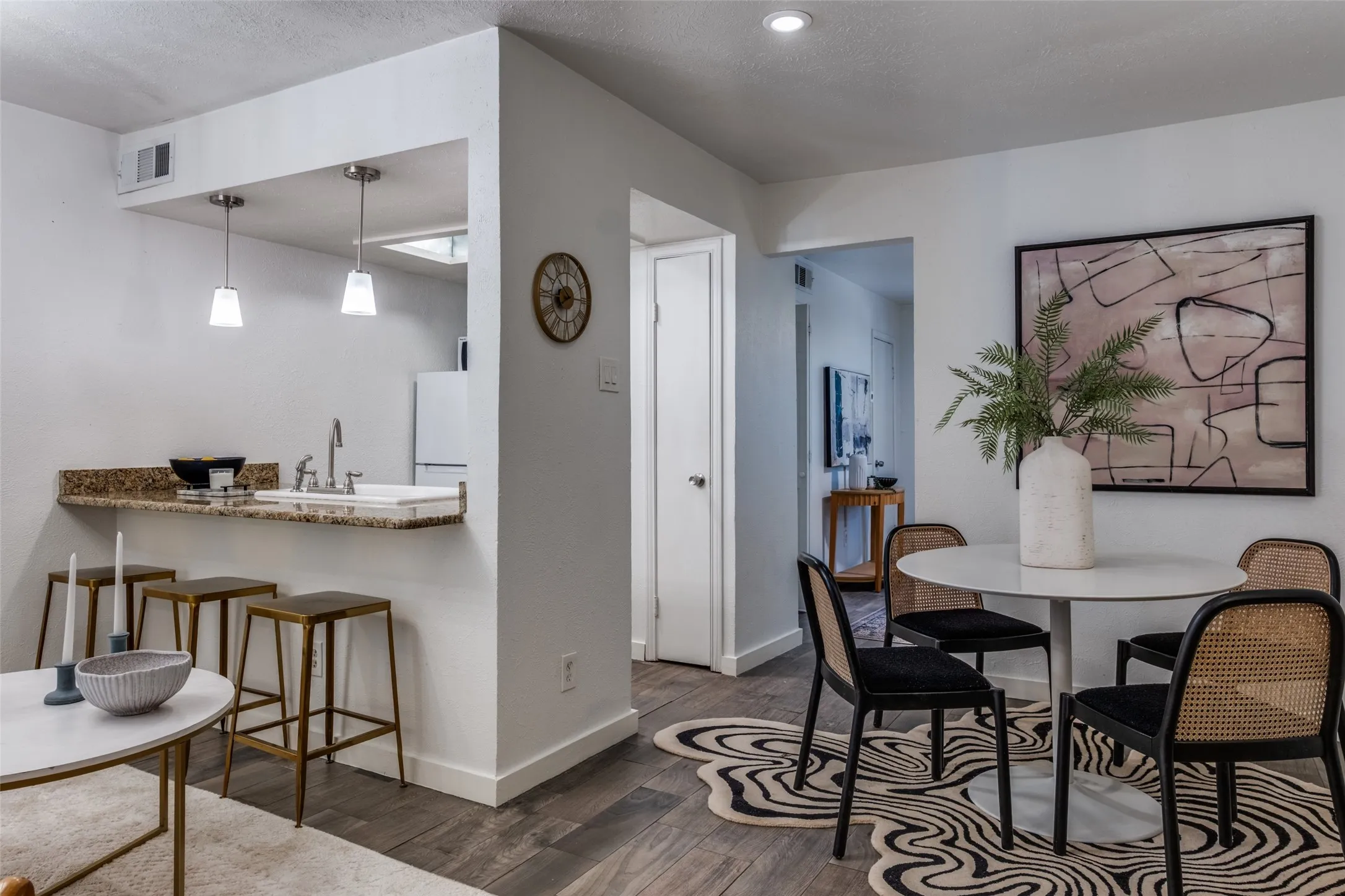 Condominium For Rent in Dallas County , 4525 Gilbert 204, Dallas, Texas 75219, 1 Bedroom, 1 Bathroom, Garage spaces, 471 Sqft, built in 1972, mls#21388405, Real Estate Agent in Dallas, Homes For Rent in Dallas county, Homes For Rent in Dallas, Realtor in Dallas Texas, Real Estate Brokerage Independent Realty Texas, Luminita Cordes Realtor
