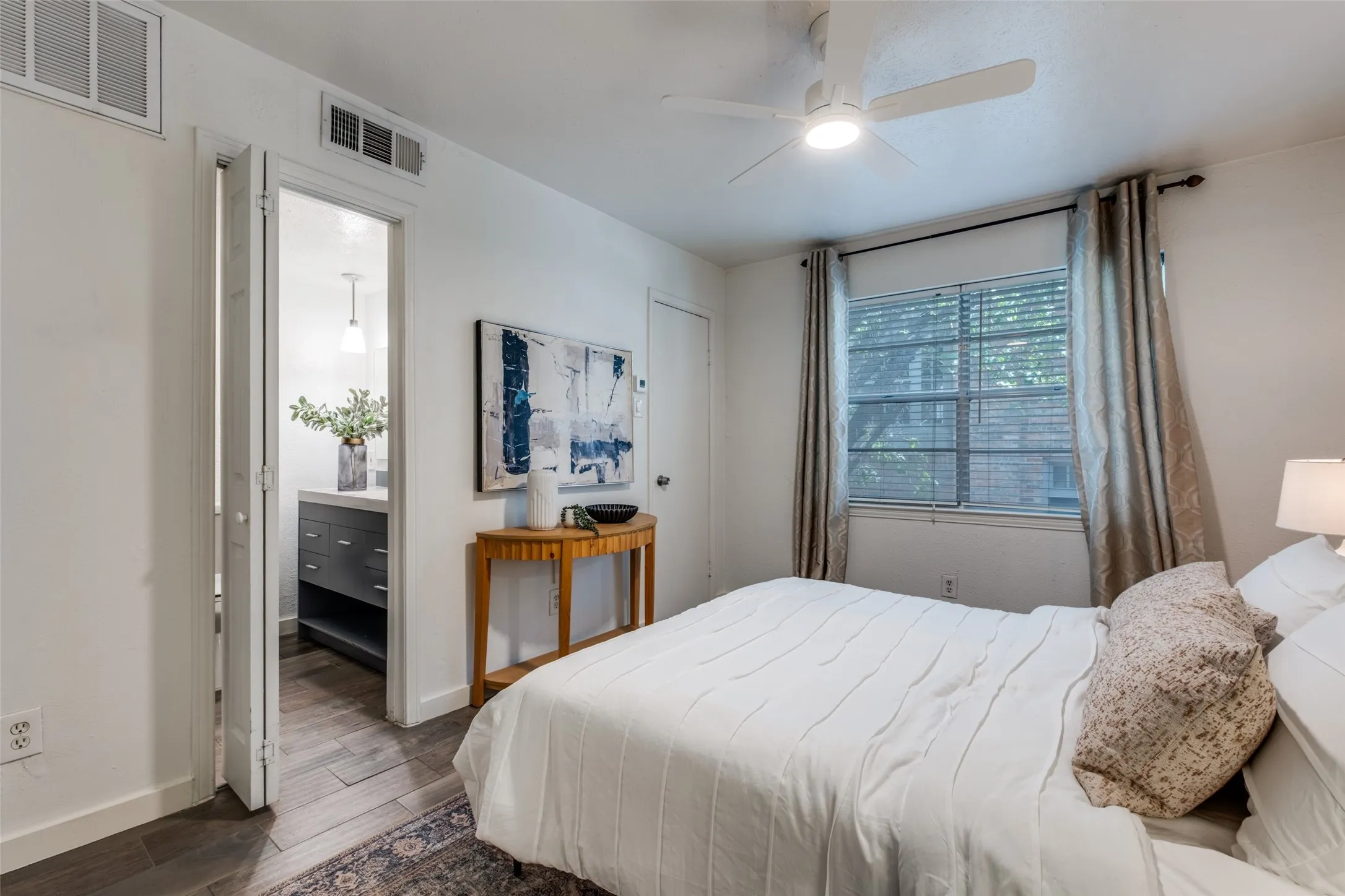 Condominium For Rent in Dallas County , 4525 Gilbert 204, Dallas, Texas 75219, 1 Bedroom, 1 Bathroom, Garage spaces, 471 Sqft, built in 1972, mls#21388405, Real Estate Agent in Dallas, Homes For Rent in Dallas county, Homes For Rent in Dallas, Realtor in Dallas Texas, Real Estate Brokerage Independent Realty Texas, Luminita Cordes Realtor