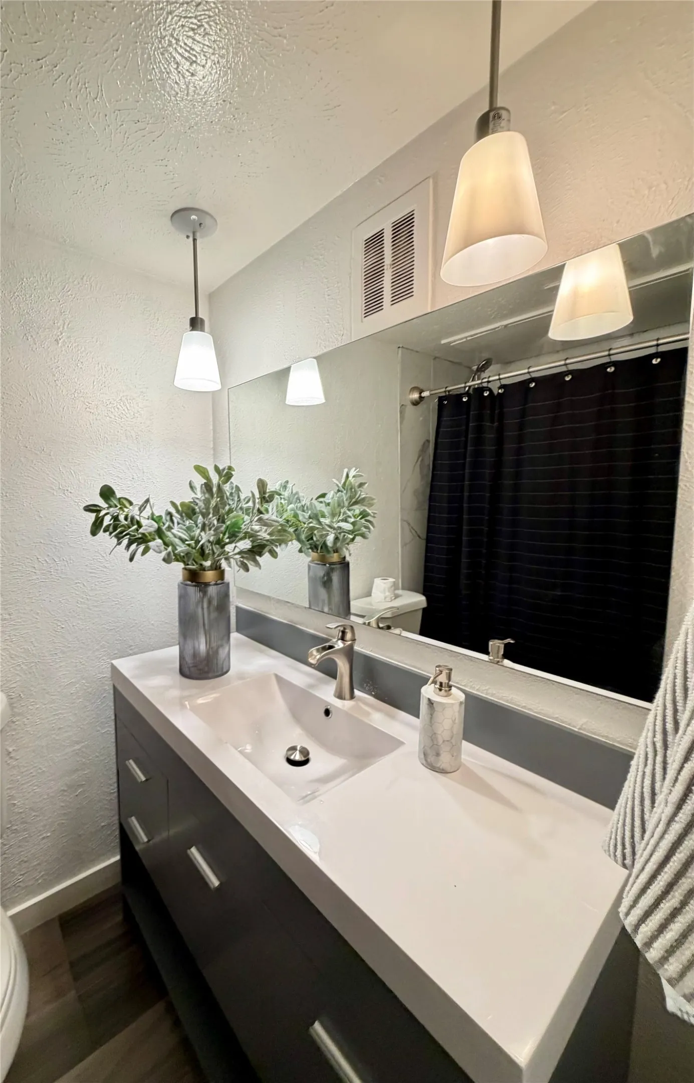 Condominium For Rent in Dallas County , 4525 Gilbert 204, Dallas, Texas 75219, 1 Bedroom, 1 Bathroom, Garage spaces, 471 Sqft, built in 1972, mls#21388405, Real Estate Agent in Dallas, Homes For Rent in Dallas county, Homes For Rent in Dallas, Realtor in Dallas Texas, Real Estate Brokerage Independent Realty Texas, Luminita Cordes Realtor