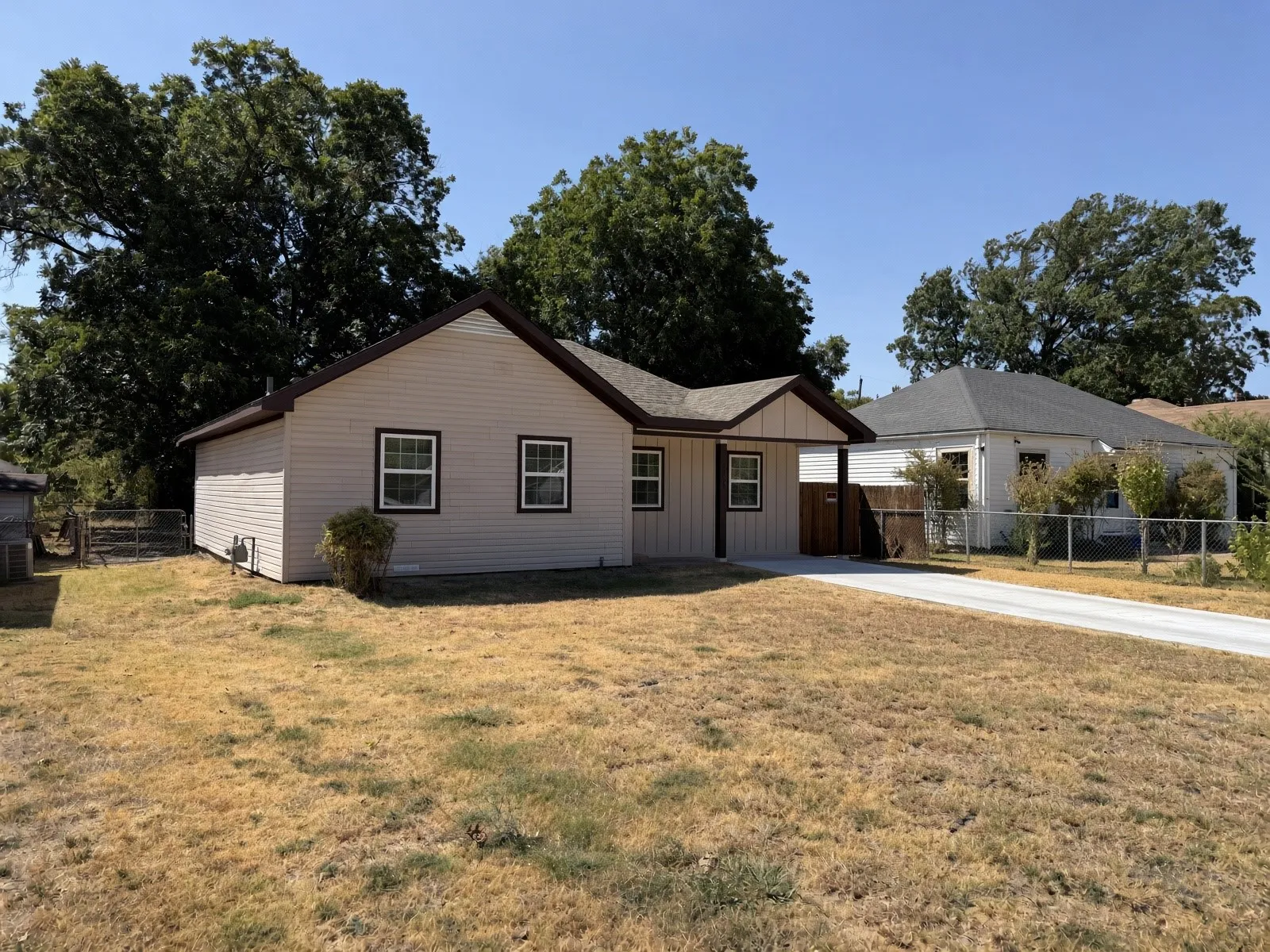 Single Family Residence For Sale in Dallas County , 1205 Oak Street, Grand Prairie, Texas 75050, 3 Bedroom, 2 Bathroom, Garage spaces, 1,169 Sqft, built in 1942, mls#21388170, Real Estate Agent in Grand Prairie, Homes For Sale in Dallas county, Homes For Sale in Grand Prairie, Realtor in Grand Prairie Texas, Real Estate Brokerage Independent Realty Texas, Luminita Cordes Realtor