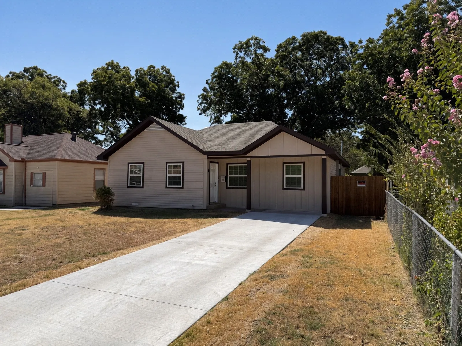 Single Family Residence For Sale in Dallas County , 1205 Oak Street, Grand Prairie, Texas 75050, 3 Bedroom, 2 Bathroom, Garage spaces, 1,169 Sqft, built in 1942, mls#21388170, Real Estate Agent in Grand Prairie, Homes For Sale in Dallas county, Homes For Sale in Grand Prairie, Realtor in Grand Prairie Texas, Real Estate Brokerage Independent Realty Texas, Luminita Cordes Realtor