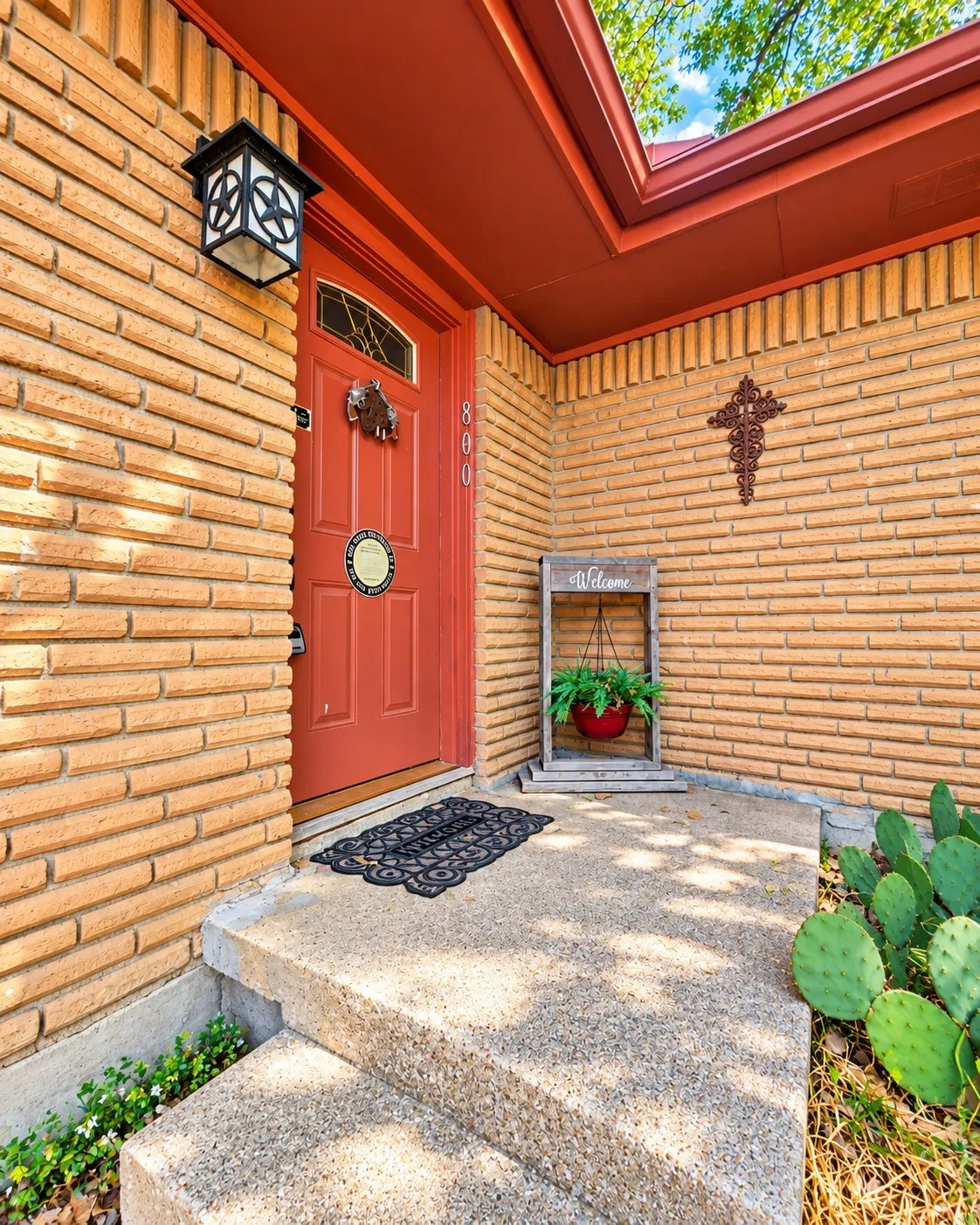 Single Family Residence For Sale in Parker County , 800 Kerry Lane, Azle, Texas 76020, 3 Bedroom, 2 Bathroom, 2 Garage spaces, 1,400 Sqft, built in 1961, mls#21387651, Real Estate Agent in Azle, Homes For Sale in Parker county, Homes For Sale in Azle, Realtor in Azle Texas, Real Estate Brokerage Independent Realty Texas, Luminita Cordes Realtor