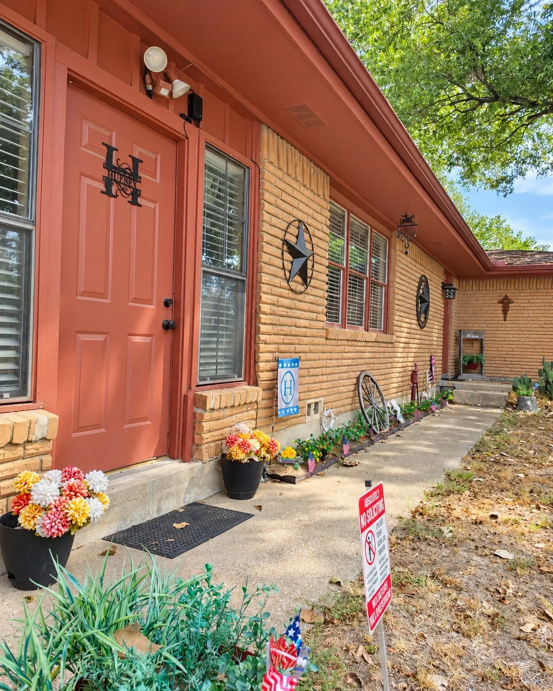 Single Family Residence For Sale in Parker County , 800 Kerry Lane, Azle, Texas 76020, 3 Bedroom, 2 Bathroom, 2 Garage spaces, 1,400 Sqft, built in 1961, mls#21387651, Real Estate Agent in Azle, Homes For Sale in Parker county, Homes For Sale in Azle, Realtor in Azle Texas, Real Estate Brokerage Independent Realty Texas, Luminita Cordes Realtor