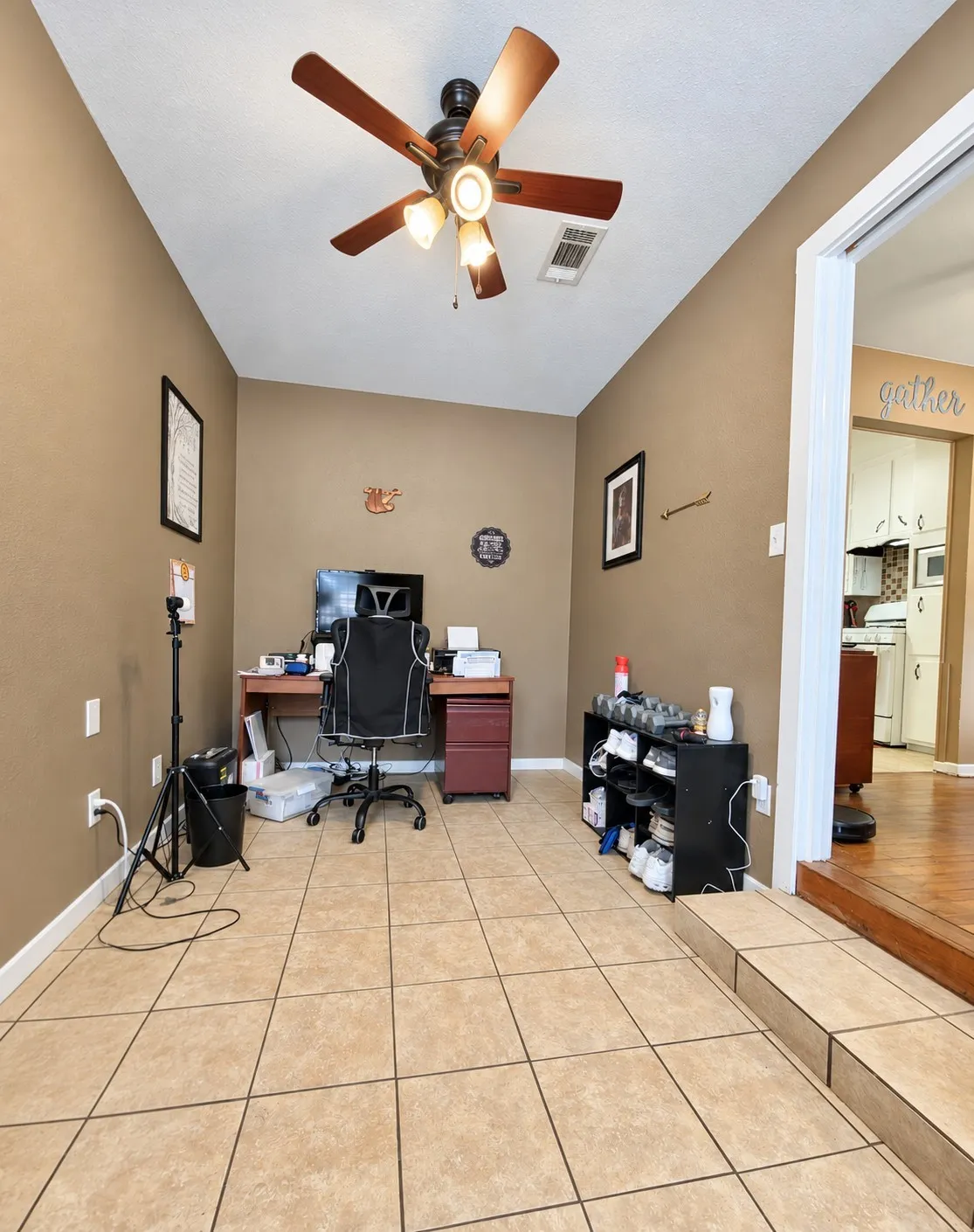Single Family Residence For Sale in Parker County , 800 Kerry Lane, Azle, Texas 76020, 3 Bedroom, 2 Bathroom, 2 Garage spaces, 1,400 Sqft, built in 1961, mls#21387651, Real Estate Agent in Azle, Homes For Sale in Parker county, Homes For Sale in Azle, Realtor in Azle Texas, Real Estate Brokerage Independent Realty Texas, Luminita Cordes Realtor
