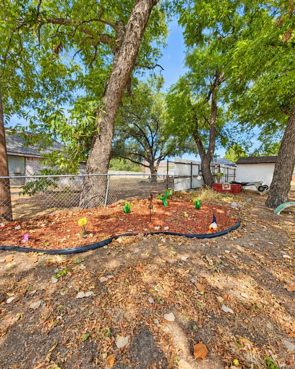 Single Family Residence For Sale in Parker County , 800 Kerry Lane, Azle, Texas 76020, 3 Bedroom, 2 Bathroom, 2 Garage spaces, 1,400 Sqft, built in 1961, mls#21387651, Real Estate Agent in Azle, Homes For Sale in Parker county, Homes For Sale in Azle, Realtor in Azle Texas, Real Estate Brokerage Independent Realty Texas, Luminita Cordes Realtor