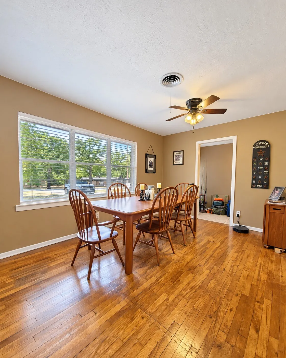 Single Family Residence For Sale in Parker County , 800 Kerry Lane, Azle, Texas 76020, 3 Bedroom, 2 Bathroom, 2 Garage spaces, 1,400 Sqft, built in 1961, mls#21387651, Real Estate Agent in Azle, Homes For Sale in Parker county, Homes For Sale in Azle, Realtor in Azle Texas, Real Estate Brokerage Independent Realty Texas, Luminita Cordes Realtor