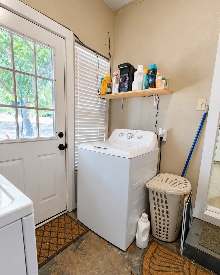 Single Family Residence For Sale in Parker County , 800 Kerry Lane, Azle, Texas 76020, 3 Bedroom, 2 Bathroom, 2 Garage spaces, 1,400 Sqft, built in 1961, mls#21387651, Real Estate Agent in Azle, Homes For Sale in Parker county, Homes For Sale in Azle, Realtor in Azle Texas, Real Estate Brokerage Independent Realty Texas, Luminita Cordes Realtor