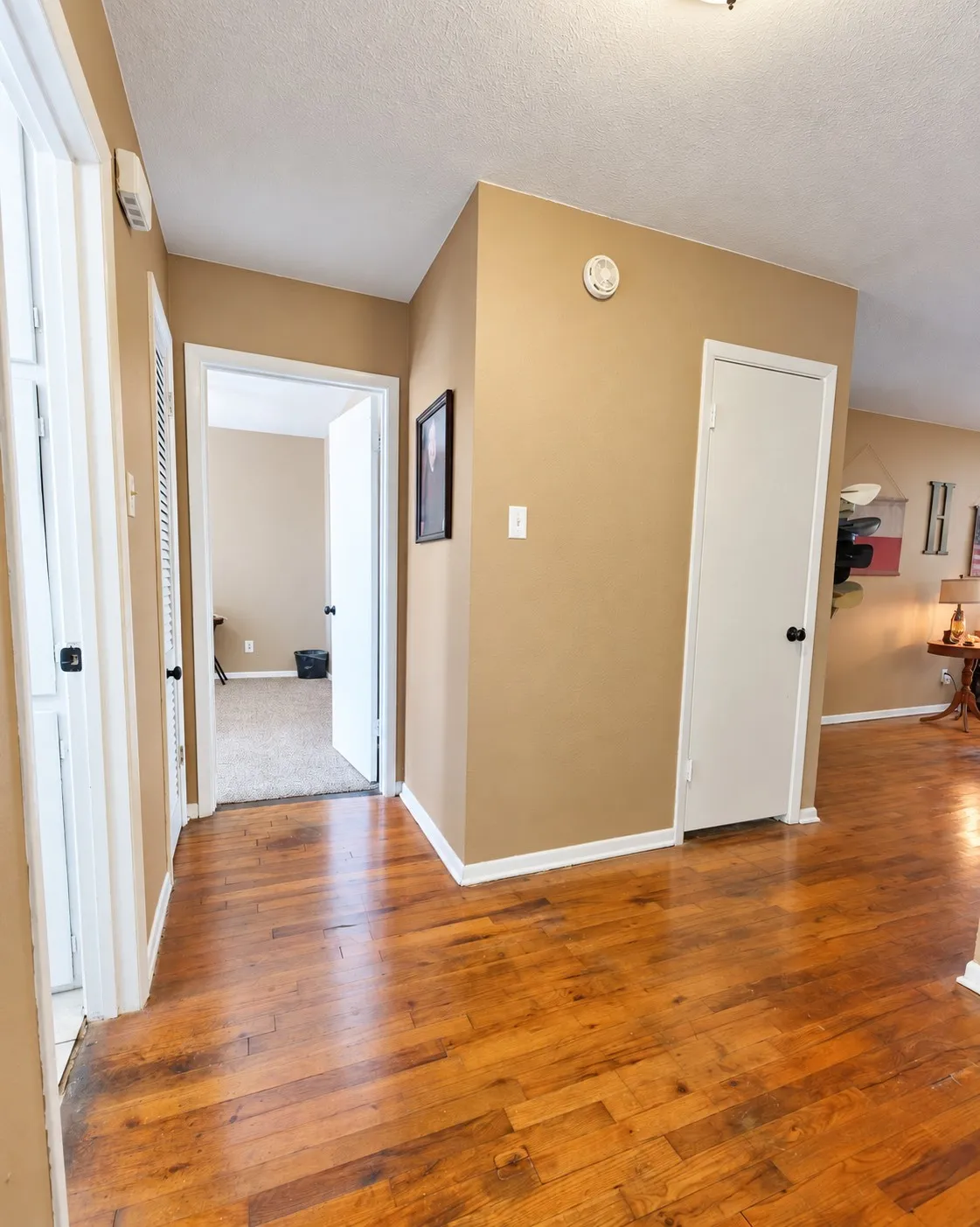 Single Family Residence For Sale in Parker County , 800 Kerry Lane, Azle, Texas 76020, 3 Bedroom, 2 Bathroom, 2 Garage spaces, 1,400 Sqft, built in 1961, mls#21387651, Real Estate Agent in Azle, Homes For Sale in Parker county, Homes For Sale in Azle, Realtor in Azle Texas, Real Estate Brokerage Independent Realty Texas, Luminita Cordes Realtor