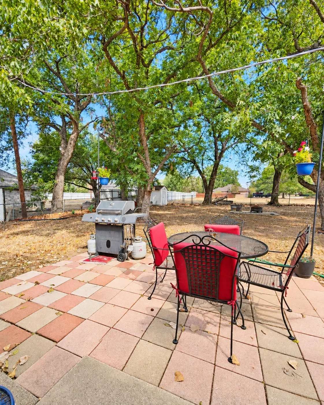 Single Family Residence For Sale in Parker County , 800 Kerry Lane, Azle, Texas 76020, 3 Bedroom, 2 Bathroom, 2 Garage spaces, 1,400 Sqft, built in 1961, mls#21387651, Real Estate Agent in Azle, Homes For Sale in Parker county, Homes For Sale in Azle, Realtor in Azle Texas, Real Estate Brokerage Independent Realty Texas, Luminita Cordes Realtor