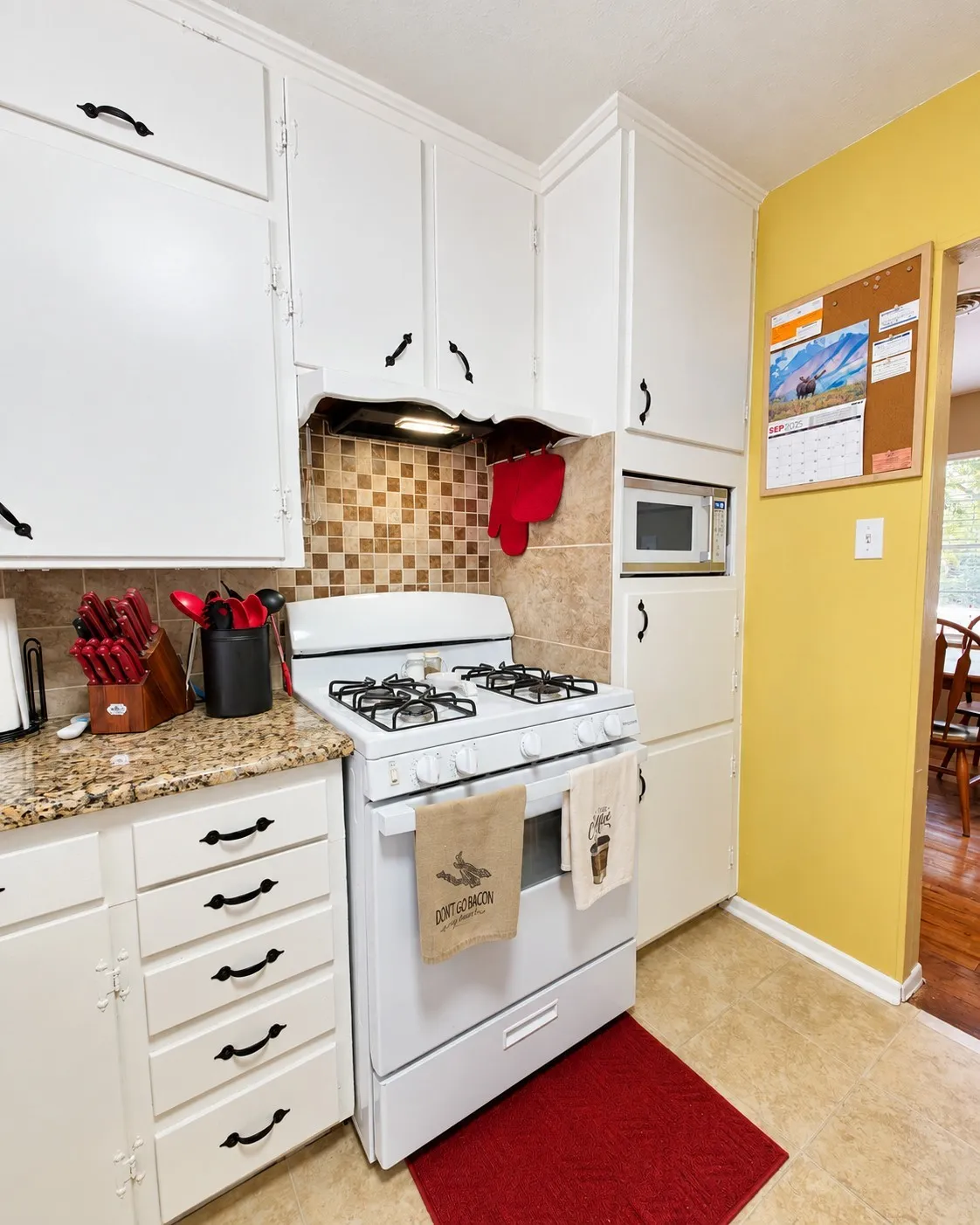 Single Family Residence For Sale in Parker County , 800 Kerry Lane, Azle, Texas 76020, 3 Bedroom, 2 Bathroom, 2 Garage spaces, 1,400 Sqft, built in 1961, mls#21387651, Real Estate Agent in Azle, Homes For Sale in Parker county, Homes For Sale in Azle, Realtor in Azle Texas, Real Estate Brokerage Independent Realty Texas, Luminita Cordes Realtor