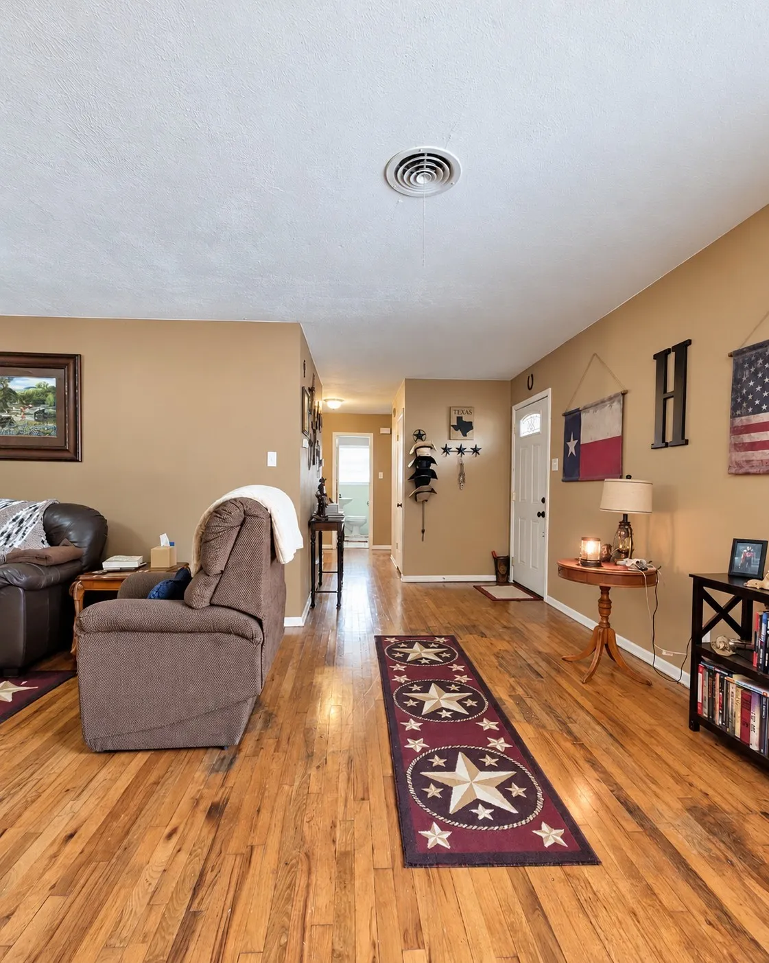 Single Family Residence For Sale in Parker County , 800 Kerry Lane, Azle, Texas 76020, 3 Bedroom, 2 Bathroom, 2 Garage spaces, 1,400 Sqft, built in 1961, mls#21387651, Real Estate Agent in Azle, Homes For Sale in Parker county, Homes For Sale in Azle, Realtor in Azle Texas, Real Estate Brokerage Independent Realty Texas, Luminita Cordes Realtor