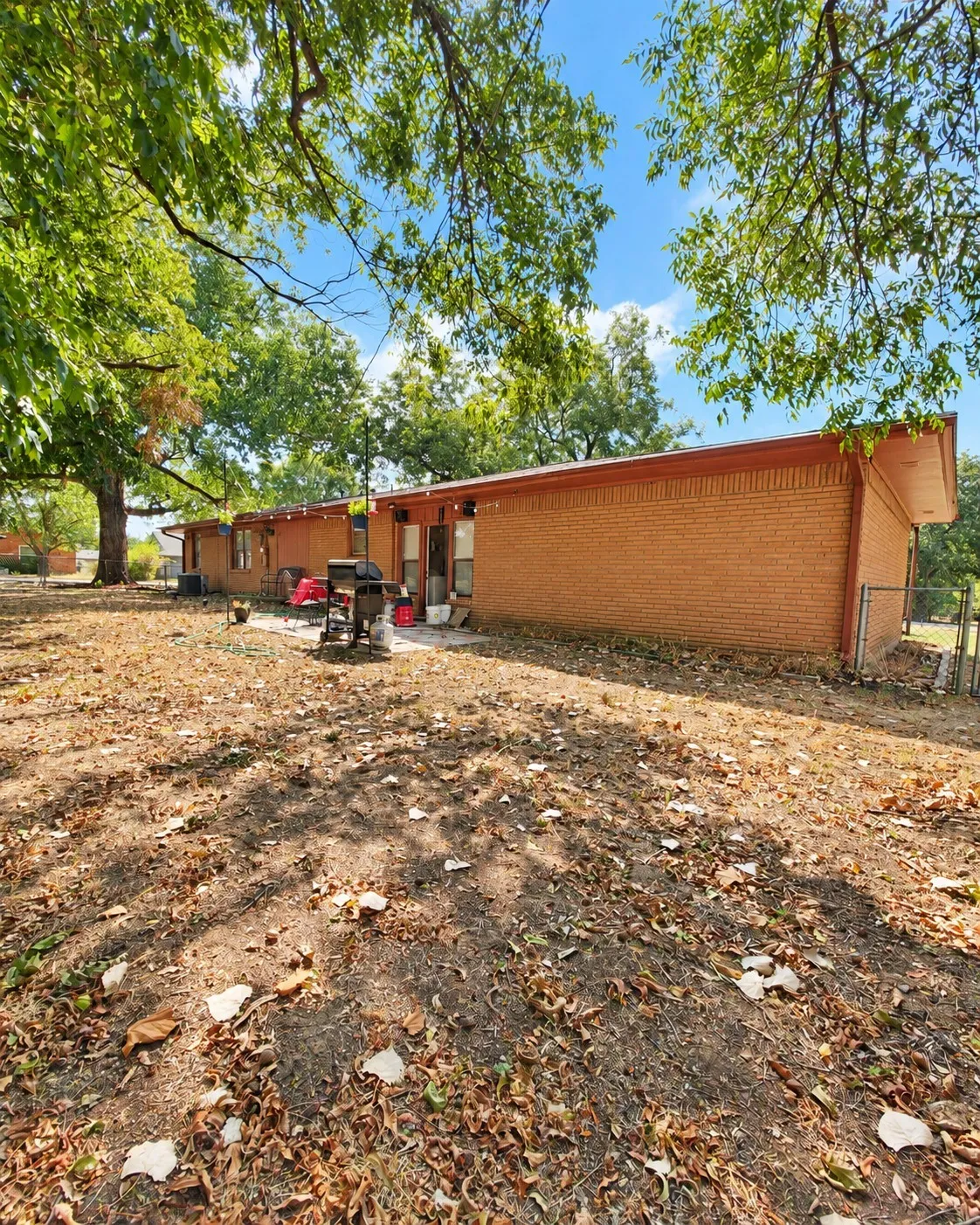 Single Family Residence For Sale in Parker County , 800 Kerry Lane, Azle, Texas 76020, 3 Bedroom, 2 Bathroom, 2 Garage spaces, 1,400 Sqft, built in 1961, mls#21387651, Real Estate Agent in Azle, Homes For Sale in Parker county, Homes For Sale in Azle, Realtor in Azle Texas, Real Estate Brokerage Independent Realty Texas, Luminita Cordes Realtor