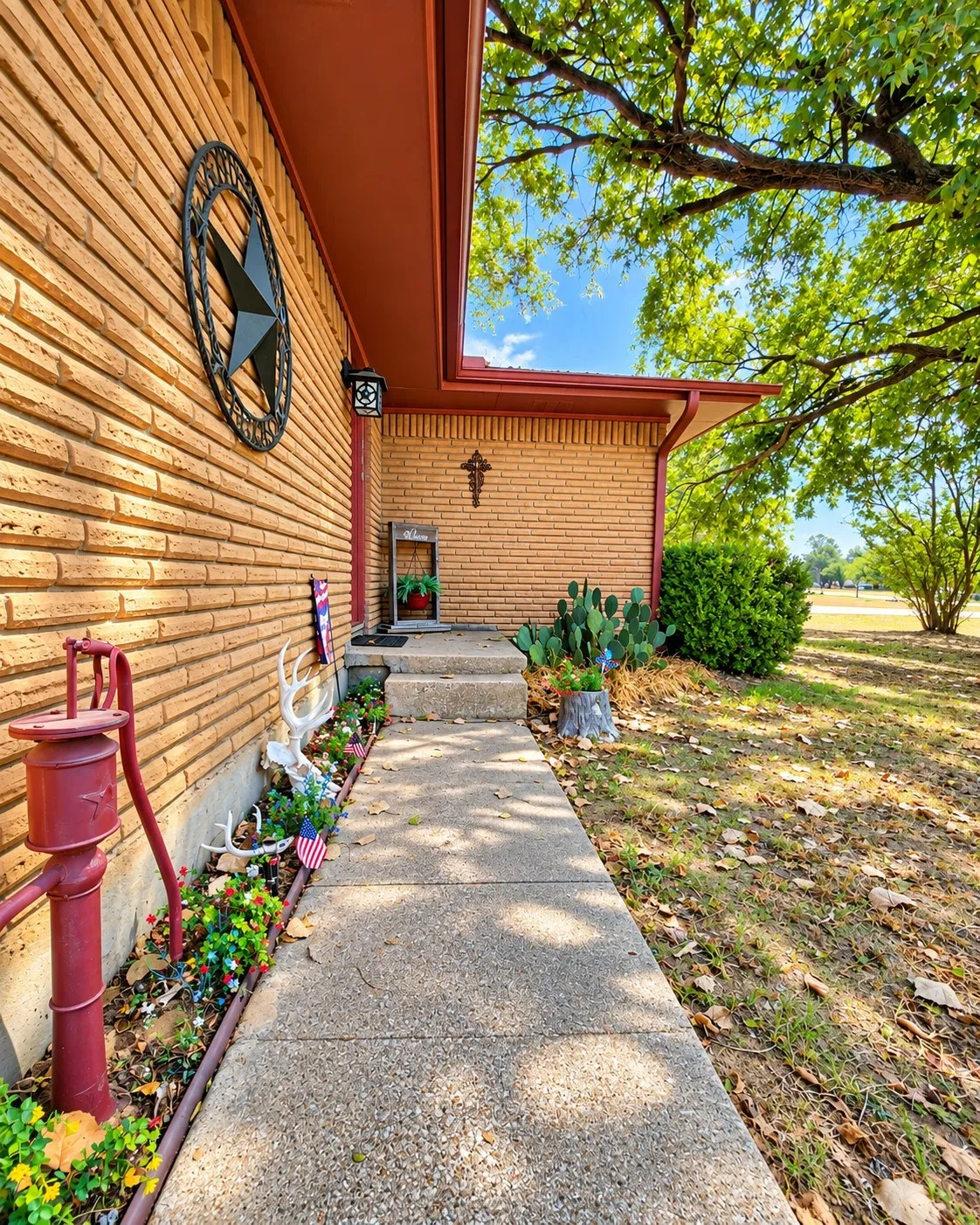 Single Family Residence For Sale in Parker County , 800 Kerry Lane, Azle, Texas 76020, 3 Bedroom, 2 Bathroom, 2 Garage spaces, 1,400 Sqft, built in 1961, mls#21387651, Real Estate Agent in Azle, Homes For Sale in Parker county, Homes For Sale in Azle, Realtor in Azle Texas, Real Estate Brokerage Independent Realty Texas, Luminita Cordes Realtor