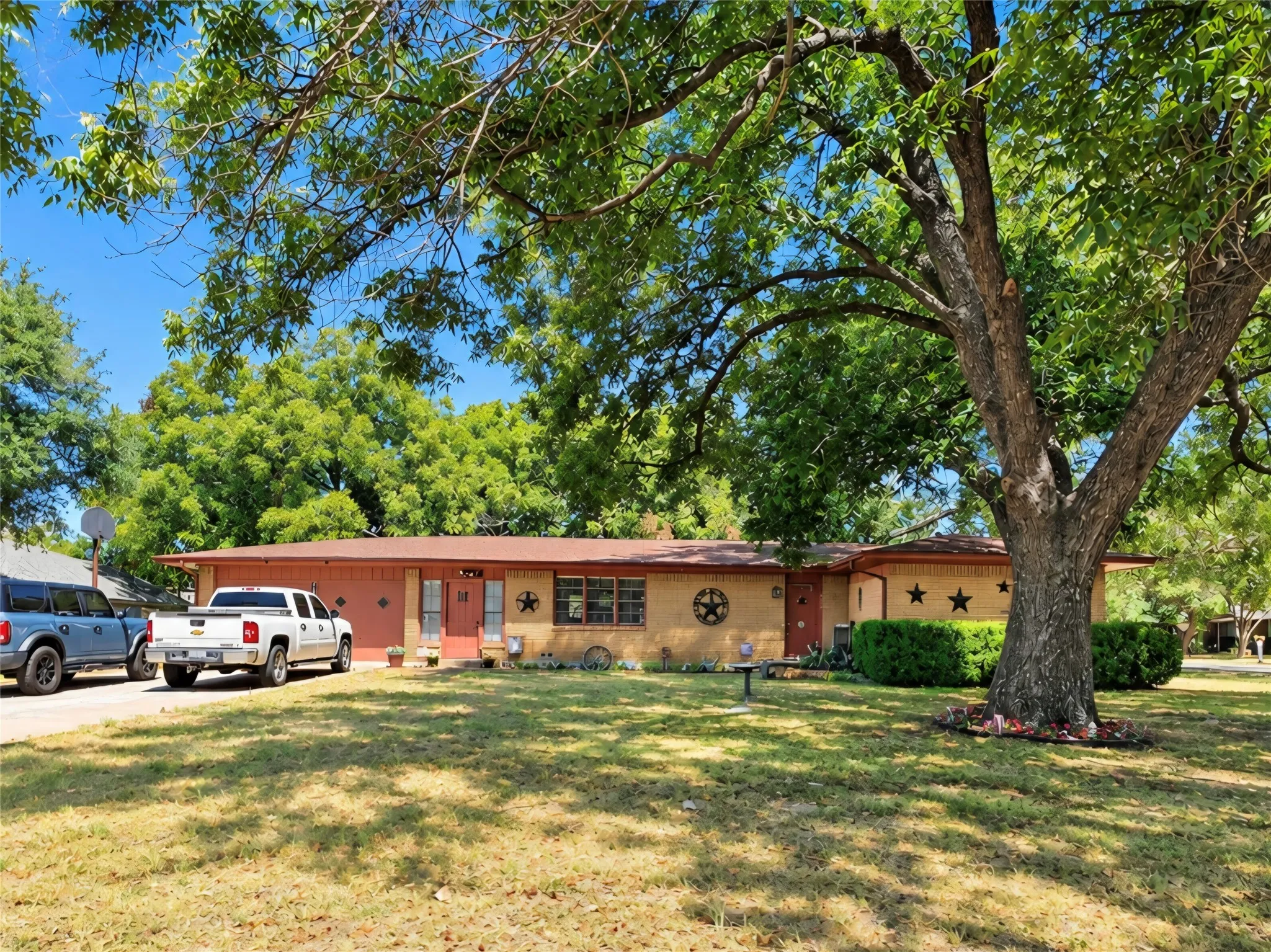 Single Family Residence For Sale in Parker County , 800 Kerry Lane, Azle, Texas 76020, 3 Bedroom, 2 Bathroom, 2 Garage spaces, 1,400 Sqft, built in 1961, mls#21387651, Real Estate Agent in Azle, Homes For Sale in Parker county, Homes For Sale in Azle, Realtor in Azle Texas, Real Estate Brokerage Independent Realty Texas, Luminita Cordes Realtor