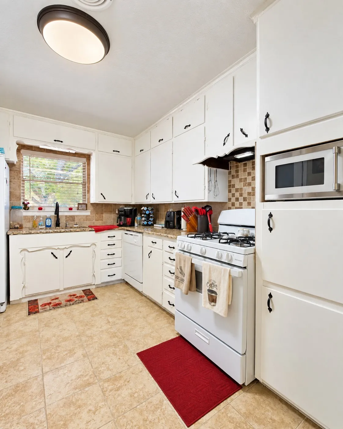 Single Family Residence For Sale in Parker County , 800 Kerry Lane, Azle, Texas 76020, 3 Bedroom, 2 Bathroom, 2 Garage spaces, 1,400 Sqft, built in 1961, mls#21387651, Real Estate Agent in Azle, Homes For Sale in Parker county, Homes For Sale in Azle, Realtor in Azle Texas, Real Estate Brokerage Independent Realty Texas, Luminita Cordes Realtor