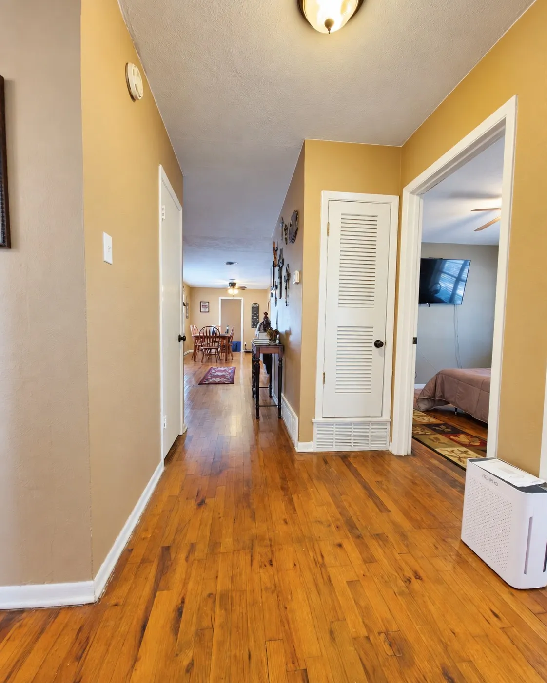 Single Family Residence For Sale in Parker County , 800 Kerry Lane, Azle, Texas 76020, 3 Bedroom, 2 Bathroom, 2 Garage spaces, 1,400 Sqft, built in 1961, mls#21387651, Real Estate Agent in Azle, Homes For Sale in Parker county, Homes For Sale in Azle, Realtor in Azle Texas, Real Estate Brokerage Independent Realty Texas, Luminita Cordes Realtor