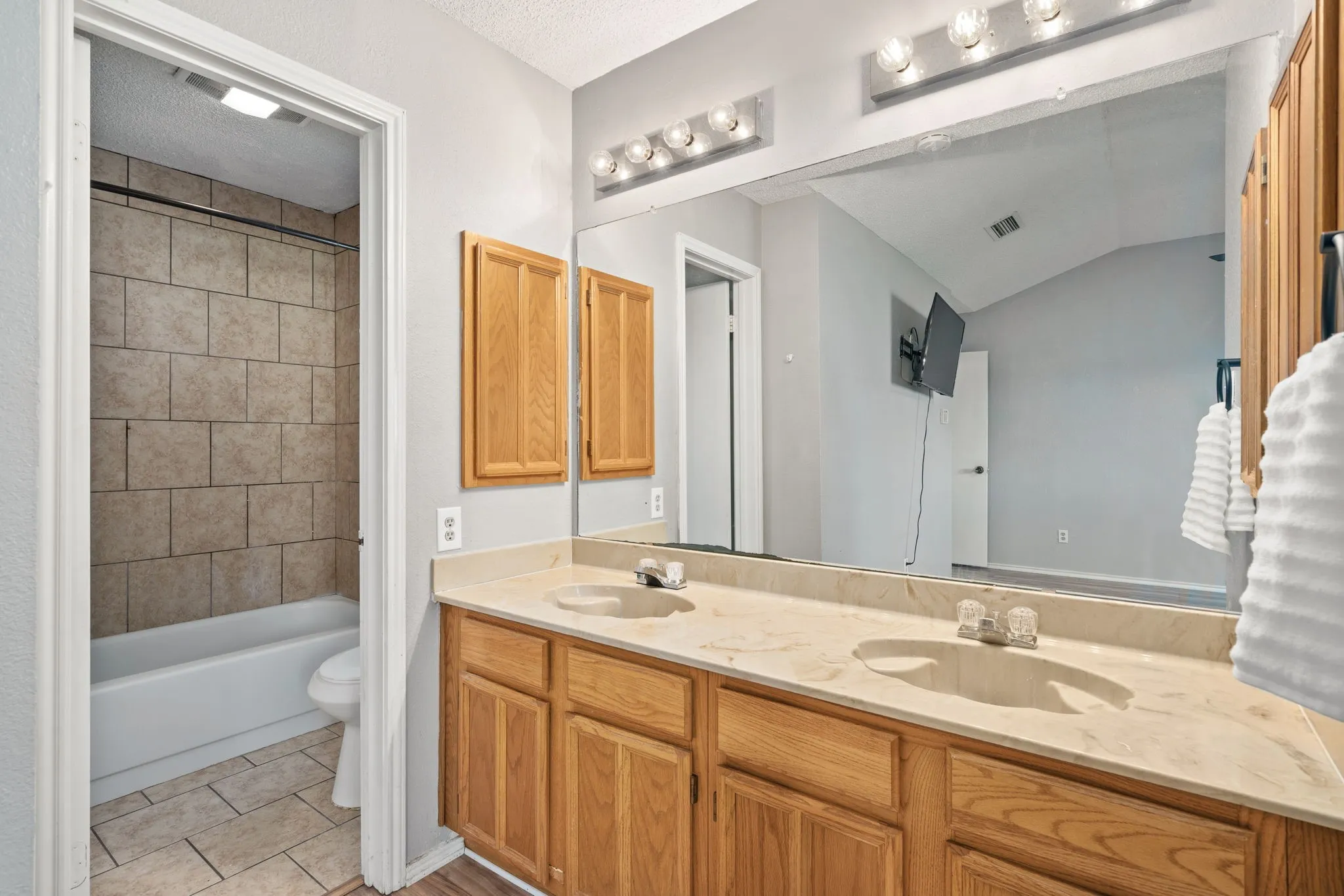 Single Family Residence For Rent in Dallas County , 2334 Dartmouth Drive, Grand Prairie, Texas 75052, 3 Bedroom, 2 Bathroom, 2 Garage spaces, 1,455 Sqft, built in 1985, mls#21387952, Real Estate Agent in Grand Prairie, Homes For Rent in Dallas county, Homes For Rent in Grand Prairie, Realtor in Grand Prairie Texas, Real Estate Brokerage Independent Realty Texas, Luminita Cordes Realtor