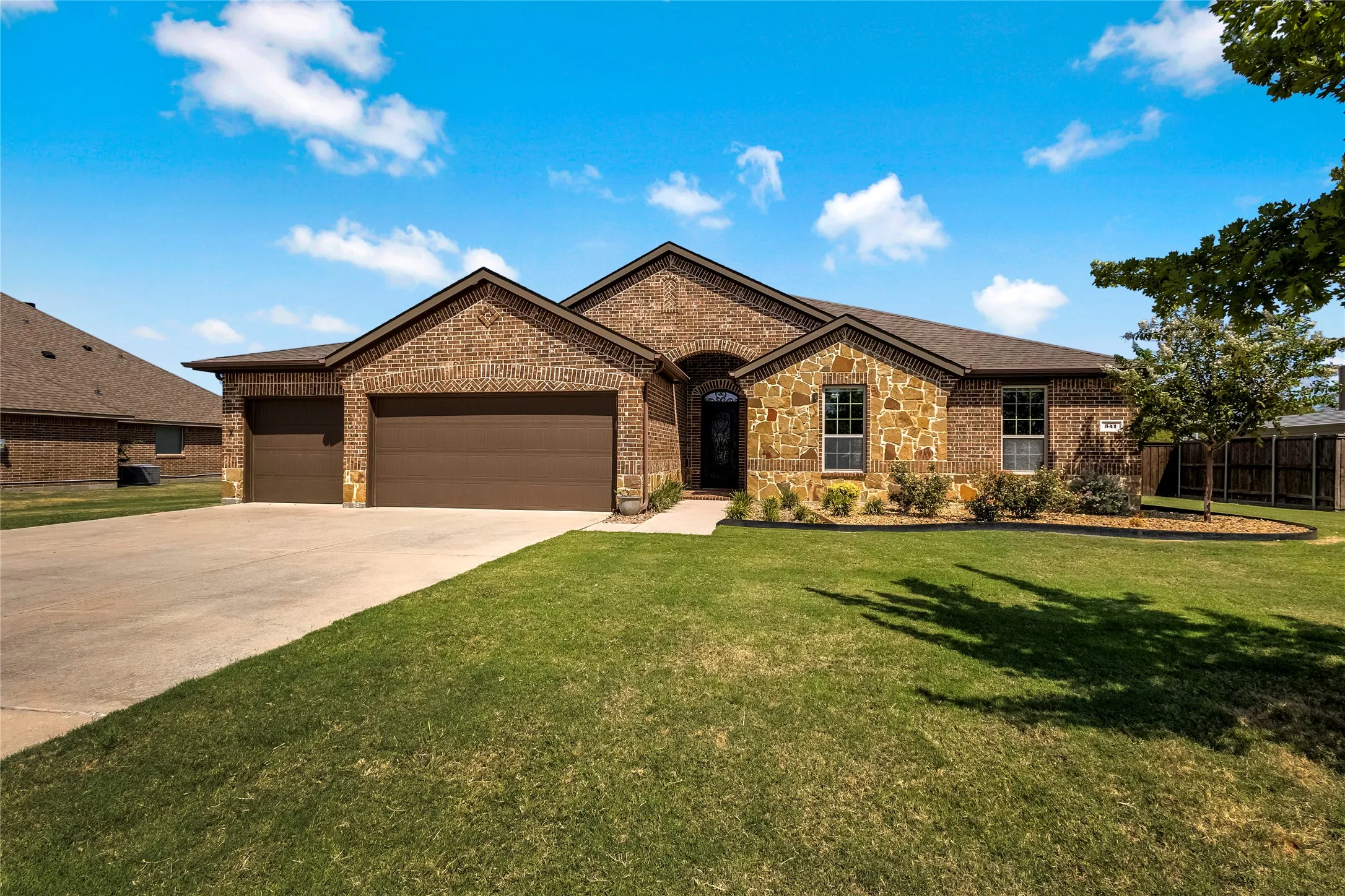 Single Family Residence For Sale in Collin County , 341 Amber Lane, Nevada, Texas 75173, 4 Bedroom, 3 Bathroom, 3 Garage spaces, 2,655 Sqft, built in 2016, mls#21388219, Real Estate Agent in Nevada, Homes For Sale in Collin county, Homes For Sale in Nevada, Realtor in Nevada Texas, Real Estate Brokerage Independent Realty Texas, Luminita Cordes Realtor