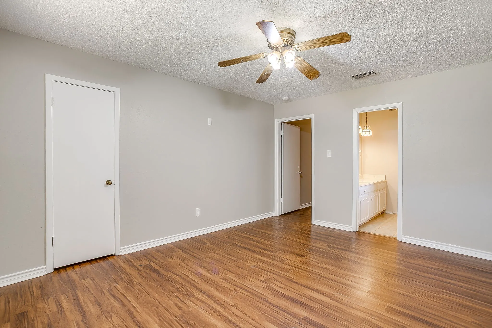 Single Family Residence For Rent in Tarrant County , 6528 Winifred Drive, Fort Worth, Texas 76133, 4 Bedroom, 2 Bathroom, 2 Garage spaces, 2,080 Sqft, built in 1969, mls#21378944, Real Estate Agent in Fort Worth, Homes For Rent in Tarrant county, Homes For Rent in Fort Worth, Realtor in Fort Worth Texas, Real Estate Brokerage Independent Realty Texas, Luminita Cordes Realtor