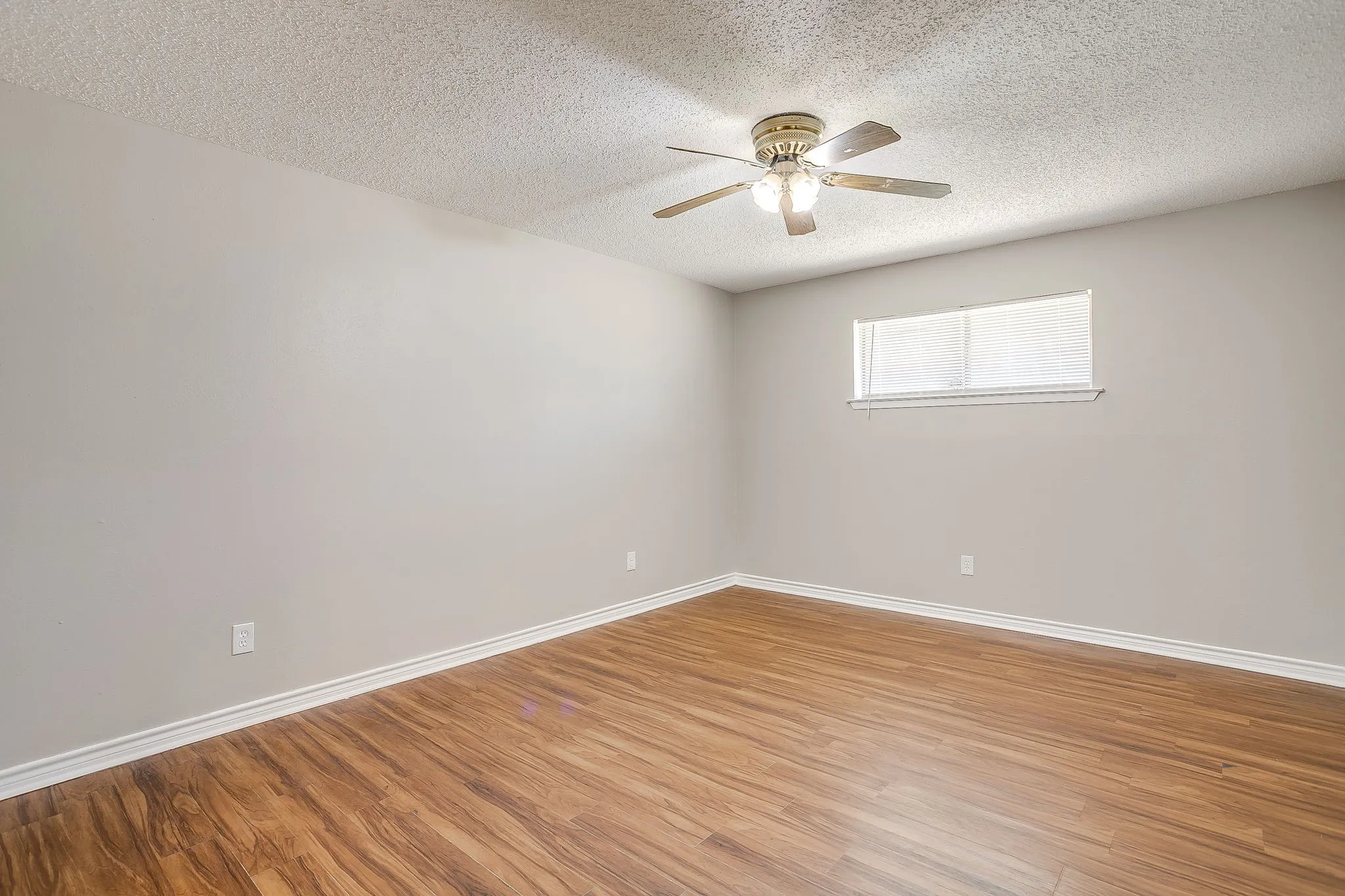 Single Family Residence For Rent in Tarrant County , 6528 Winifred Drive, Fort Worth, Texas 76133, 4 Bedroom, 2 Bathroom, 2 Garage spaces, 2,080 Sqft, built in 1969, mls#21378944, Real Estate Agent in Fort Worth, Homes For Rent in Tarrant county, Homes For Rent in Fort Worth, Realtor in Fort Worth Texas, Real Estate Brokerage Independent Realty Texas, Luminita Cordes Realtor