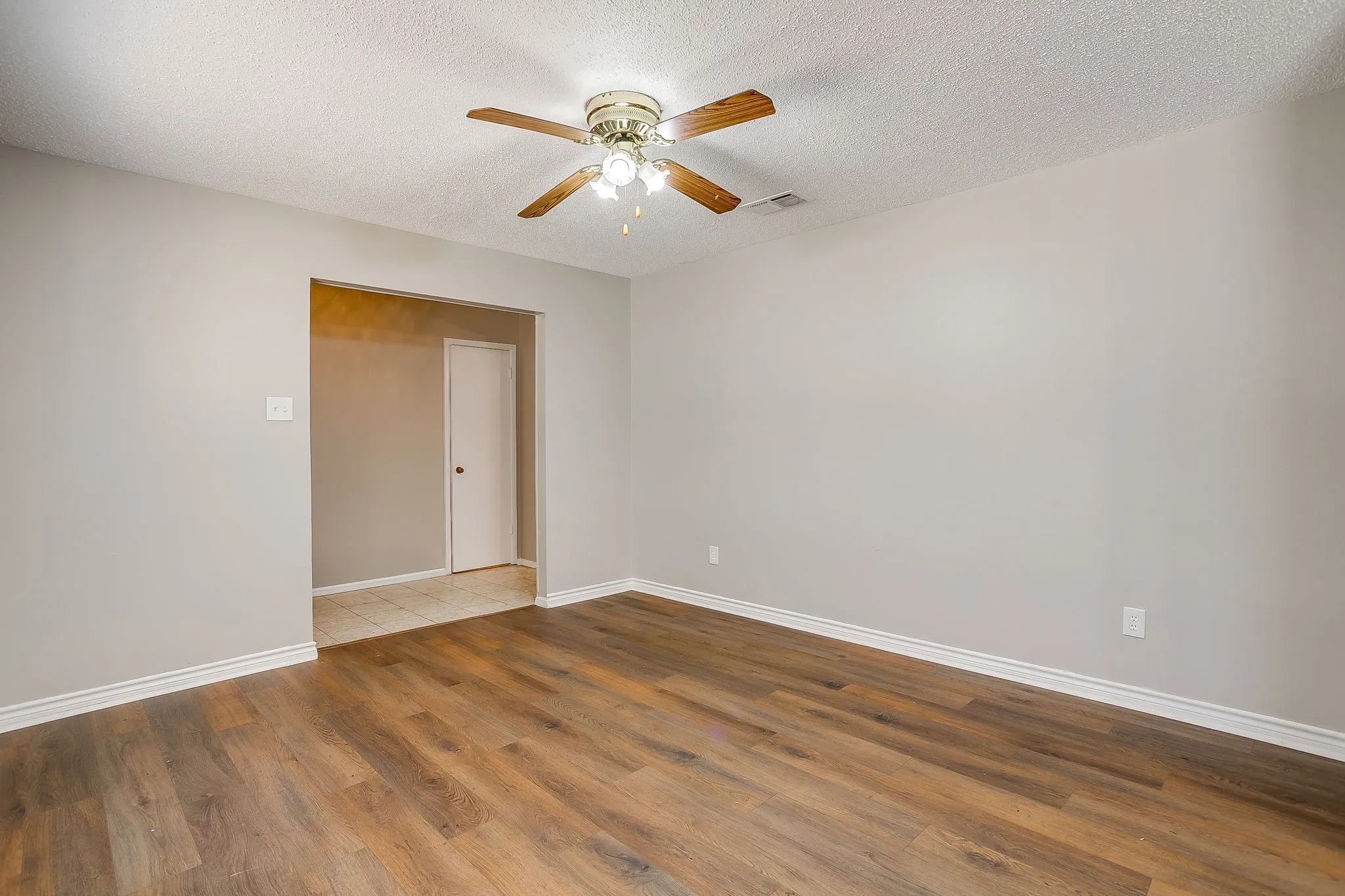 Single Family Residence For Rent in Tarrant County , 6528 Winifred Drive, Fort Worth, Texas 76133, 4 Bedroom, 2 Bathroom, 2 Garage spaces, 2,080 Sqft, built in 1969, mls#21378944, Real Estate Agent in Fort Worth, Homes For Rent in Tarrant county, Homes For Rent in Fort Worth, Realtor in Fort Worth Texas, Real Estate Brokerage Independent Realty Texas, Luminita Cordes Realtor