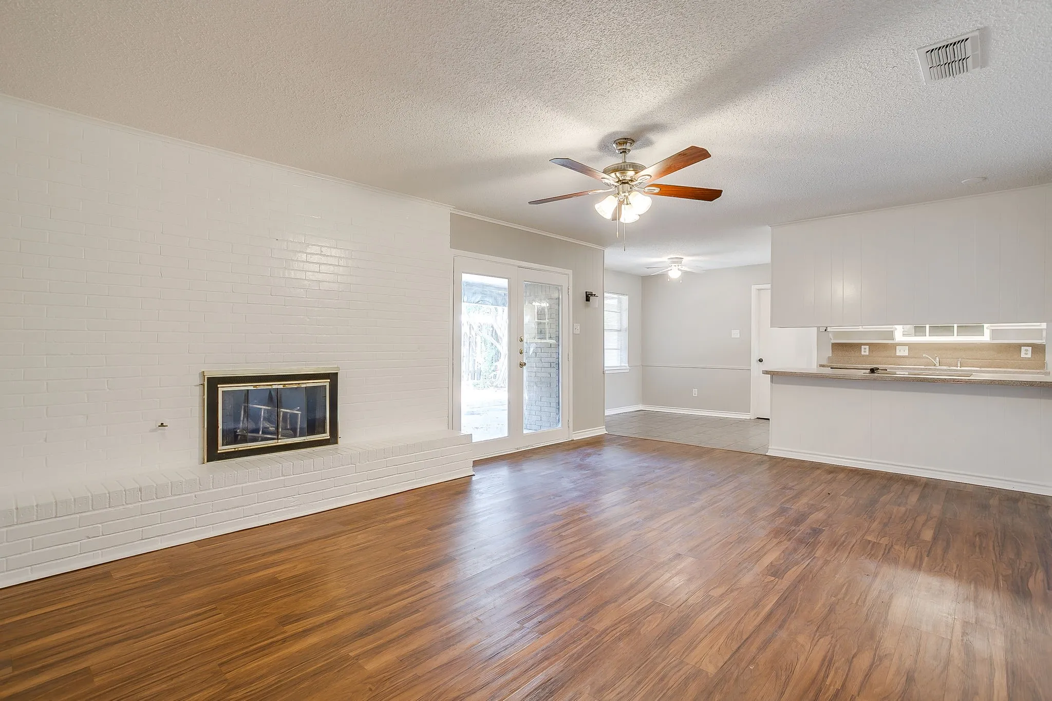 Single Family Residence For Rent in Tarrant County , 6528 Winifred Drive, Fort Worth, Texas 76133, 4 Bedroom, 2 Bathroom, 2 Garage spaces, 2,080 Sqft, built in 1969, mls#21378944, Real Estate Agent in Fort Worth, Homes For Rent in Tarrant county, Homes For Rent in Fort Worth, Realtor in Fort Worth Texas, Real Estate Brokerage Independent Realty Texas, Luminita Cordes Realtor
