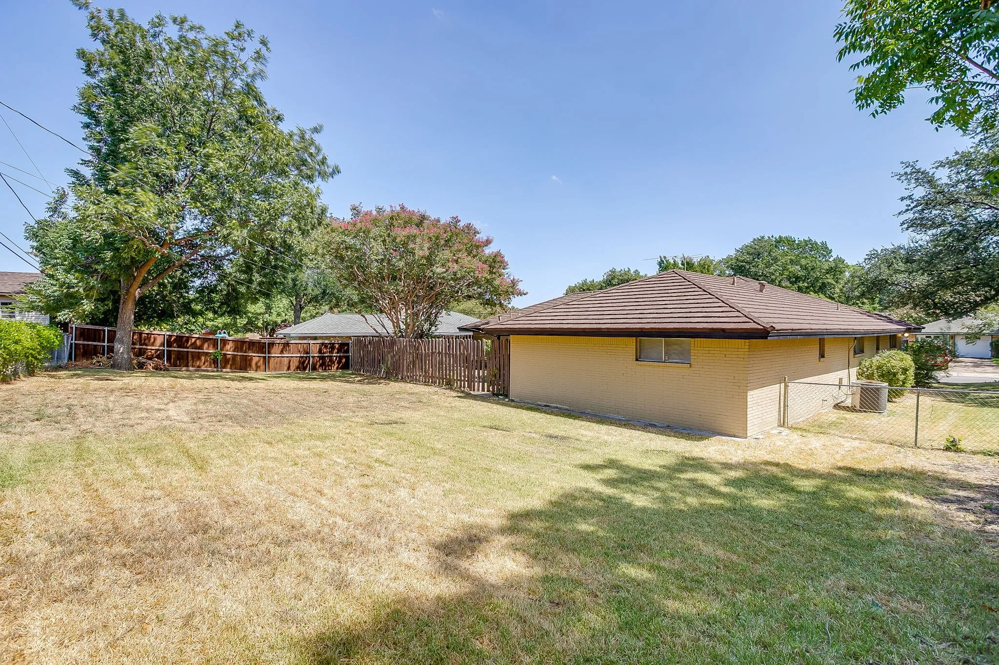 Single Family Residence For Rent in Tarrant County , 6528 Winifred Drive, Fort Worth, Texas 76133, 4 Bedroom, 2 Bathroom, 2 Garage spaces, 2,080 Sqft, built in 1969, mls#21378944, Real Estate Agent in Fort Worth, Homes For Rent in Tarrant county, Homes For Rent in Fort Worth, Realtor in Fort Worth Texas, Real Estate Brokerage Independent Realty Texas, Luminita Cordes Realtor