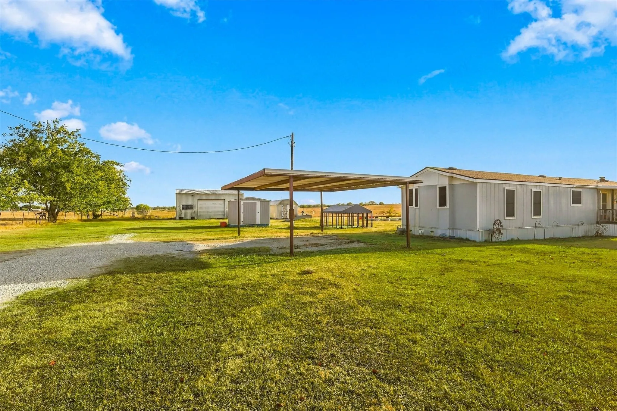 Manufactured Home For Sale in Cooke County , 934 Elm Grove Road, Valley View, Texas 76272, 3 Bedroom, 2 Bathroom, Garage spaces, 1,280 Sqft, built in 1995, mls#21387938, Real Estate Agent in Valley View, Homes For Sale in Cooke county, Homes For Sale in Valley View, Realtor in Valley View Texas, Real Estate Brokerage Independent Realty Texas, Luminita Cordes Realtor