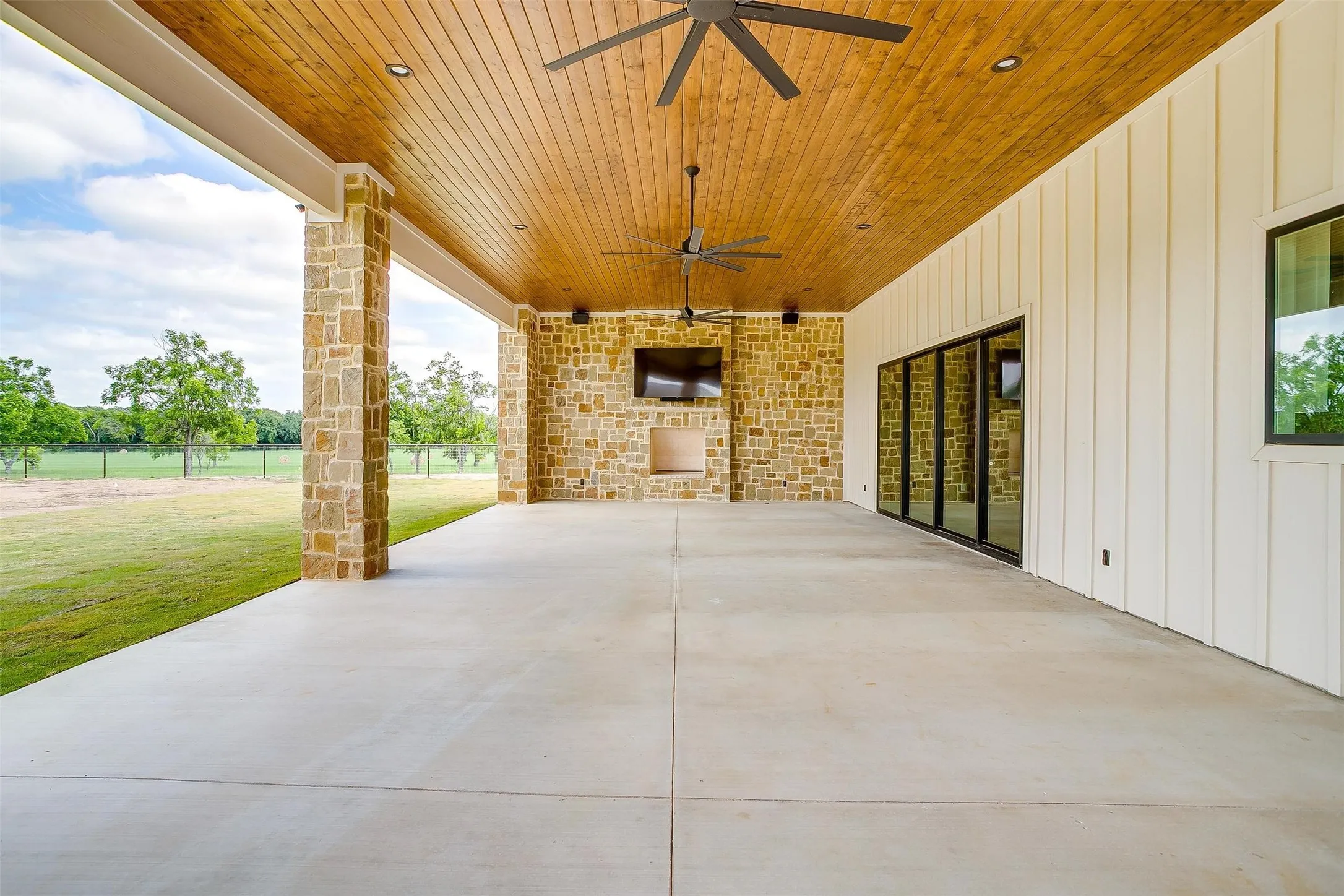 Single Family Residence For Sale in Montague County , 3019 Orchard Road, Bowie, Texas 76230, 4 Bedroom, 4 Bathroom, 2 Garage spaces, 3,480 Sqft, built in 2024, mls#21388418, Real Estate Agent in Bowie, Homes For Sale in Montague county, Homes For Sale in Bowie, Realtor in Bowie Texas, Real Estate Brokerage Independent Realty Texas, Luminita Cordes Realtor