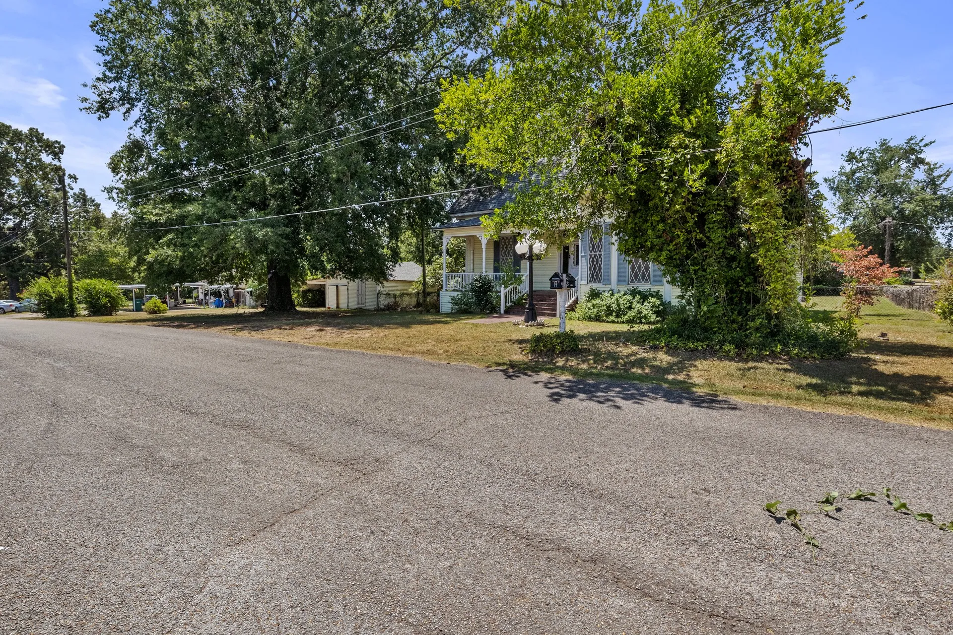 Single Family Residence For Sale in Cass County , 411 ELLIS, Hughes Springs, Texas 75656, 3 Bedroom, 1 Bathroom, Garage spaces, 1,786 Sqft, built in 1955, mls#21388412, Real Estate Agent in Hughes Springs, Homes For Sale in Cass county, Homes For Sale in Hughes Springs, Realtor in Hughes Springs Texas, Real Estate Brokerage Independent Realty Texas, Luminita Cordes Realtor