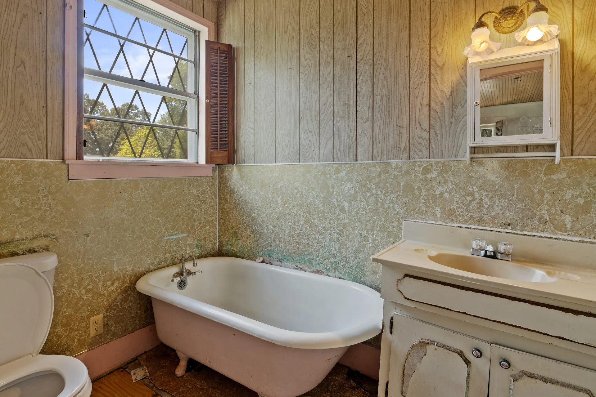 Single Family Residence For Sale in Cass County , 411 ELLIS, Hughes Springs, Texas 75656, 3 Bedroom, 1 Bathroom, Garage spaces, 1,786 Sqft, built in 1955, mls#21388412, Real Estate Agent in Hughes Springs, Homes For Sale in Cass county, Homes For Sale in Hughes Springs, Realtor in Hughes Springs Texas, Real Estate Brokerage Independent Realty Texas, Luminita Cordes Realtor
