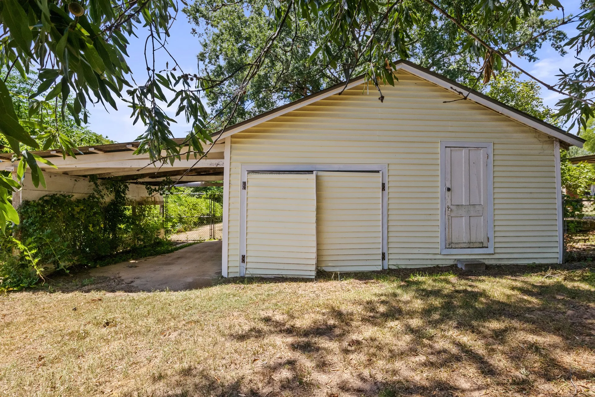 Single Family Residence For Sale in Cass County , 411 ELLIS, Hughes Springs, Texas 75656, 3 Bedroom, 1 Bathroom, Garage spaces, 1,786 Sqft, built in 1955, mls#21388412, Real Estate Agent in Hughes Springs, Homes For Sale in Cass county, Homes For Sale in Hughes Springs, Realtor in Hughes Springs Texas, Real Estate Brokerage Independent Realty Texas, Luminita Cordes Realtor