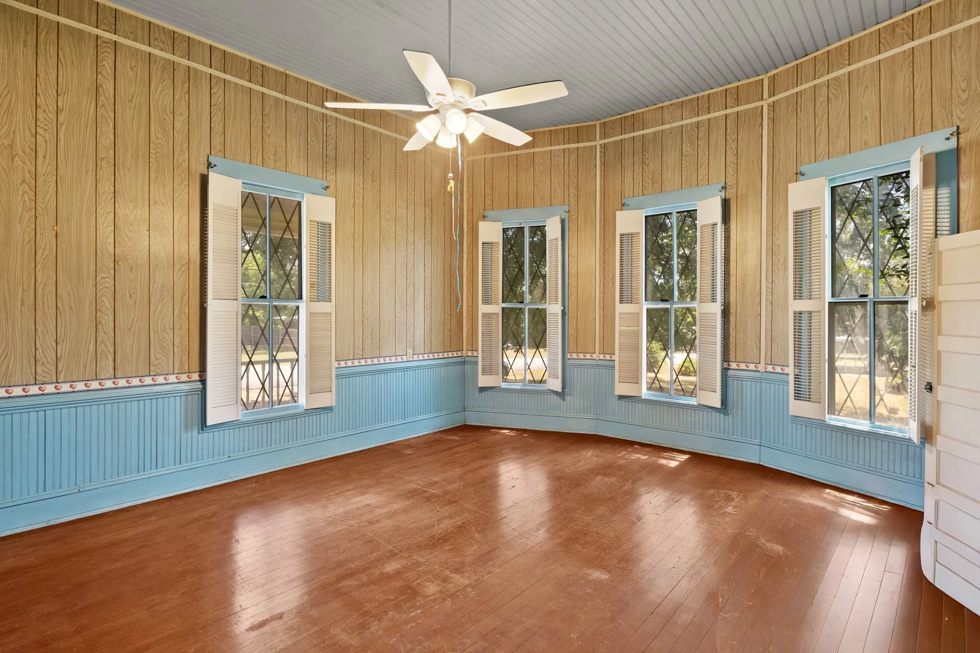 Single Family Residence For Sale in Cass County , 411 ELLIS, Hughes Springs, Texas 75656, 3 Bedroom, 1 Bathroom, Garage spaces, 1,786 Sqft, built in 1955, mls#21388412, Real Estate Agent in Hughes Springs, Homes For Sale in Cass county, Homes For Sale in Hughes Springs, Realtor in Hughes Springs Texas, Real Estate Brokerage Independent Realty Texas, Luminita Cordes Realtor