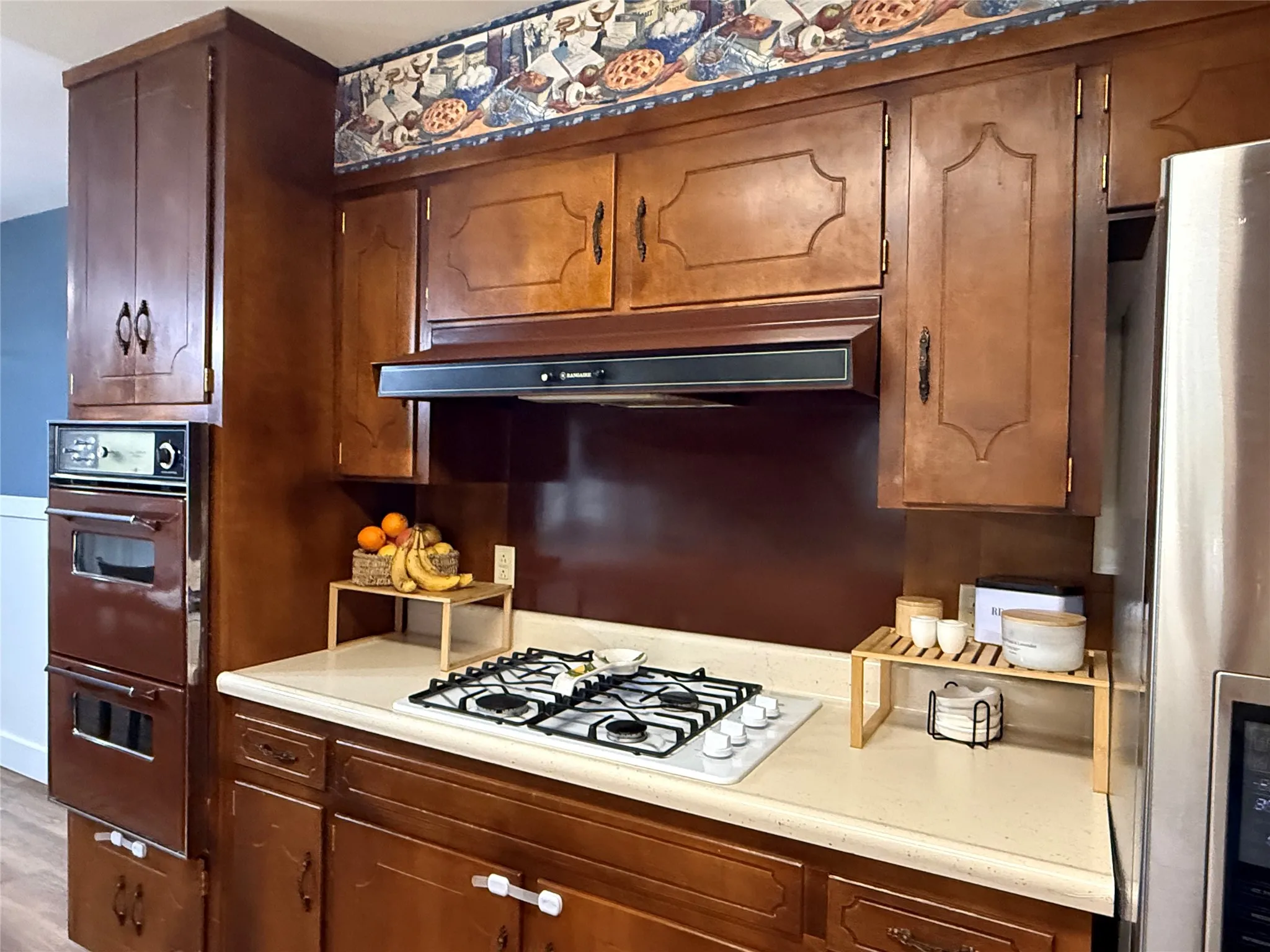 Integrated wall oven and gas cooktop