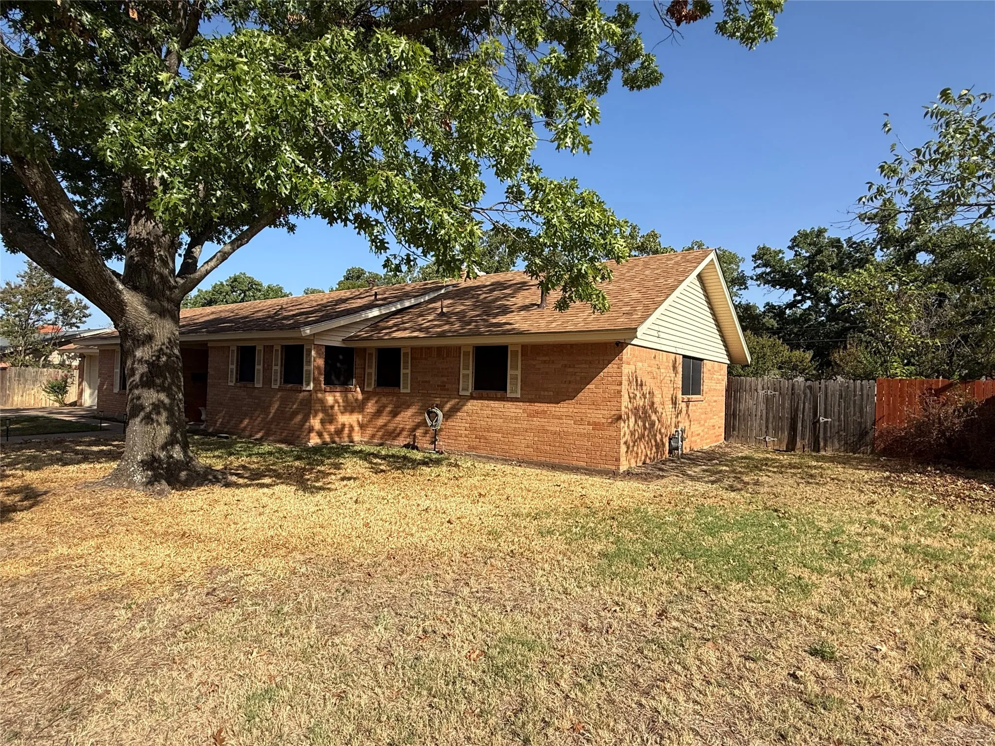 Single Family Residence For Sale in Palo Pinto County , 604 Kingwood Drive, Mineral Wells, Texas 76067, 3 Bedroom, 2 Bathroom, 1 Garage spaces, 1,544 Sqft, built in 1962, mls#21387407, Real Estate Agent in Mineral Wells, Homes For Sale in Palo Pinto county, Homes For Sale in Mineral Wells, Realtor in Mineral Wells Texas, Real Estate Brokerage Independent Realty Texas, Luminita Cordes Realtor