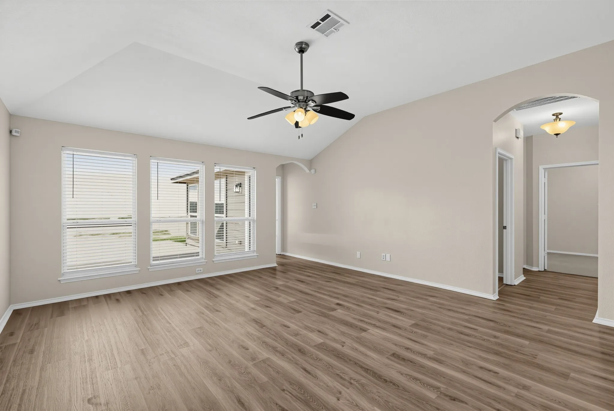 Single Family Residence For Sale in Ellis County , 1655 Wildflower Drive, Waxahachie, Texas 75165, 3 Bedroom, 2 Bathroom, 2 Garage spaces, 1,571 Sqft, built in 2008, mls#21388436, Real Estate Agent in Waxahachie, Homes For Sale in Ellis county, Homes For Sale in Waxahachie, Realtor in Waxahachie Texas, Real Estate Brokerage Independent Realty Texas, Luminita Cordes Realtor