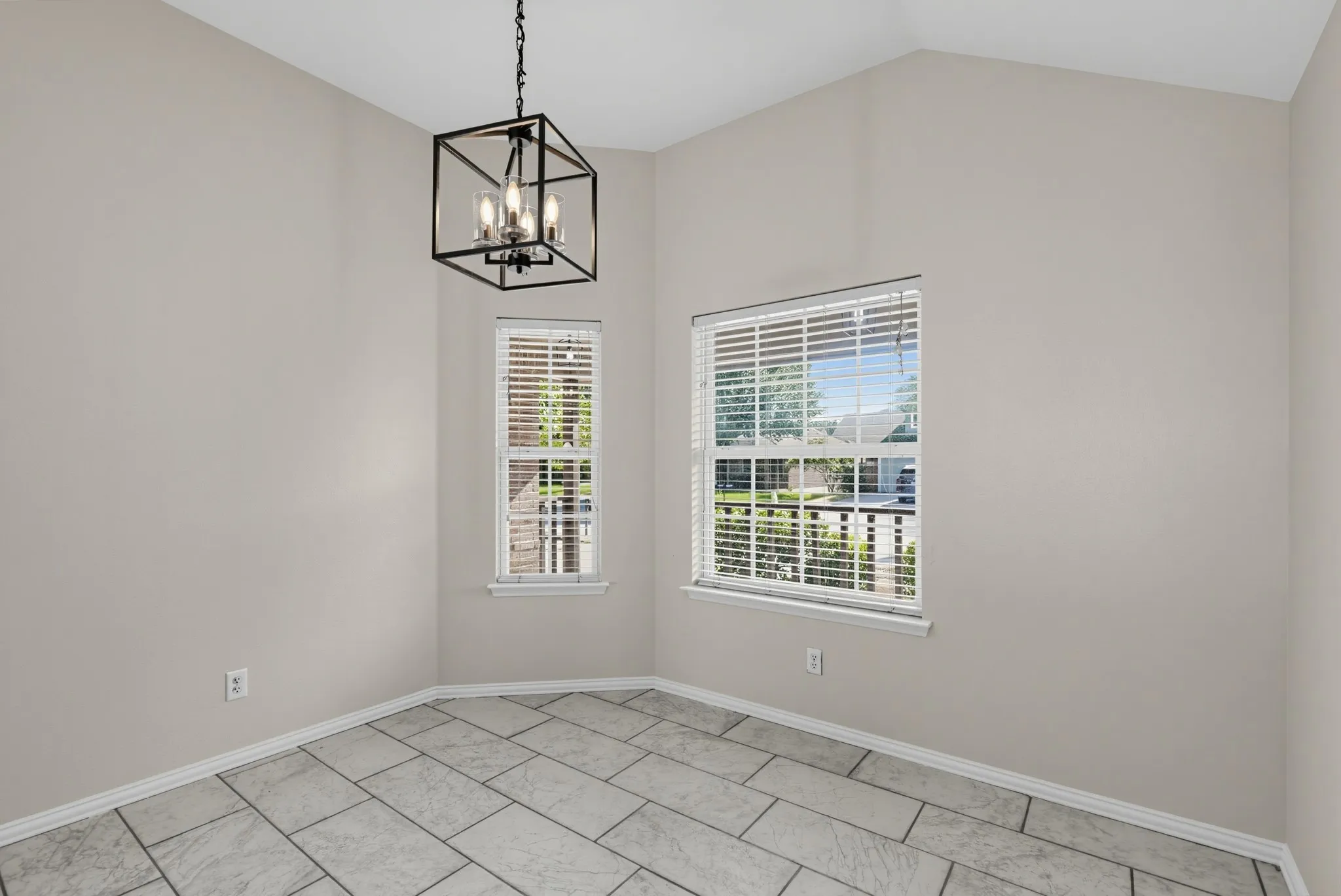 Single Family Residence For Sale in Ellis County , 1655 Wildflower Drive, Waxahachie, Texas 75165, 3 Bedroom, 2 Bathroom, 2 Garage spaces, 1,571 Sqft, built in 2008, mls#21388436, Real Estate Agent in Waxahachie, Homes For Sale in Ellis county, Homes For Sale in Waxahachie, Realtor in Waxahachie Texas, Real Estate Brokerage Independent Realty Texas, Luminita Cordes Realtor