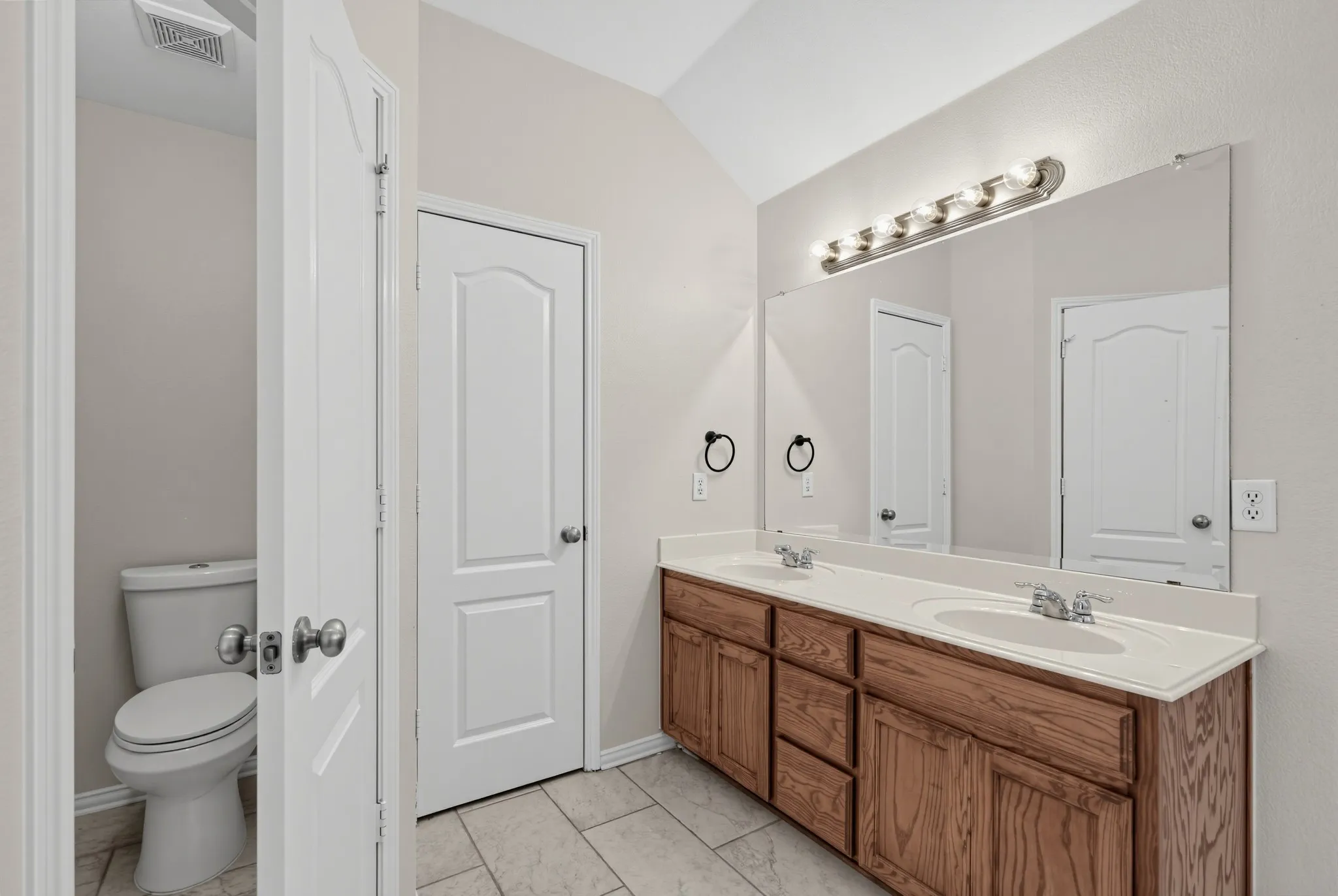 Single Family Residence For Sale in Ellis County , 1655 Wildflower Drive, Waxahachie, Texas 75165, 3 Bedroom, 2 Bathroom, 2 Garage spaces, 1,571 Sqft, built in 2008, mls#21388436, Real Estate Agent in Waxahachie, Homes For Sale in Ellis county, Homes For Sale in Waxahachie, Realtor in Waxahachie Texas, Real Estate Brokerage Independent Realty Texas, Luminita Cordes Realtor