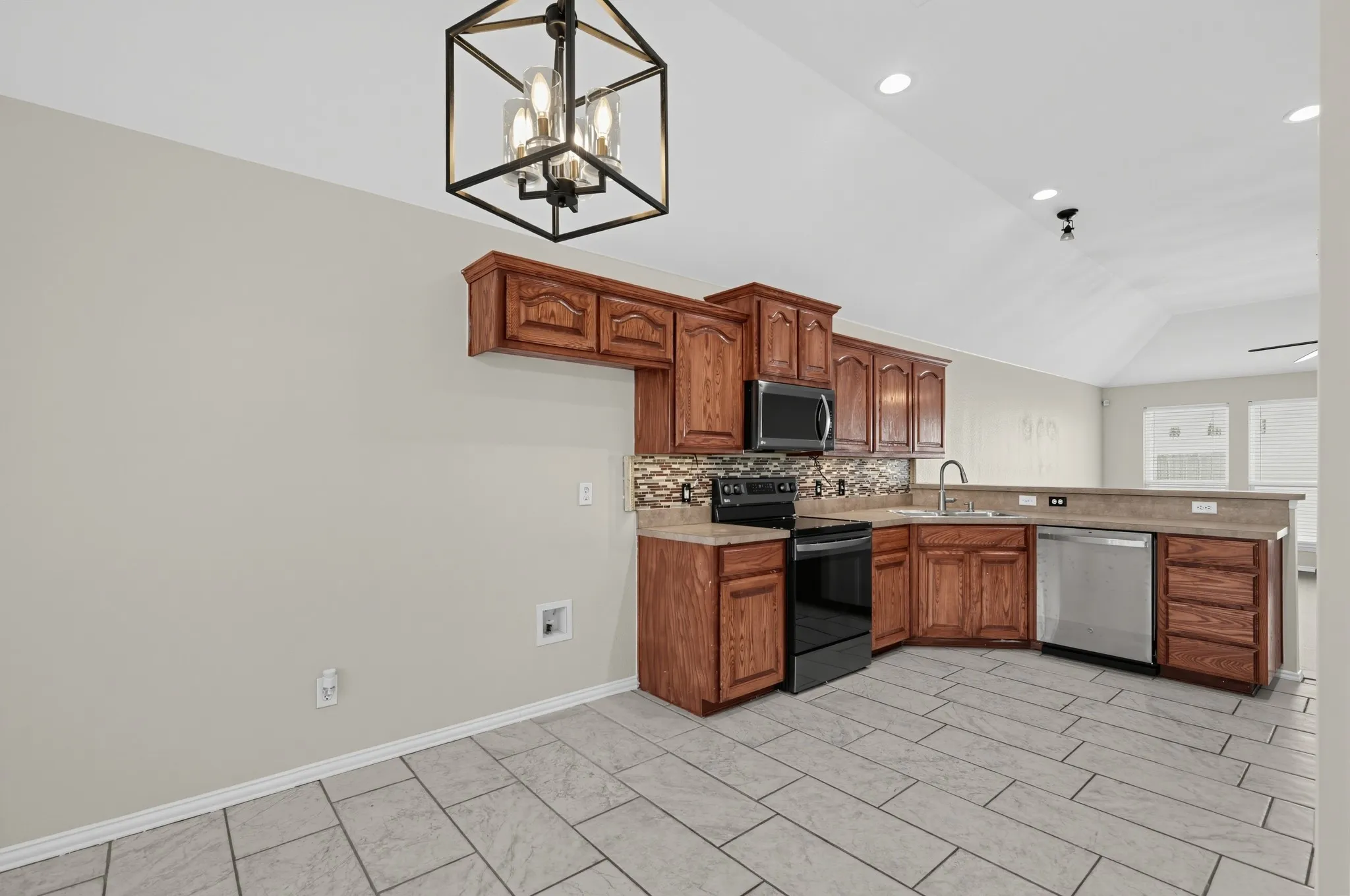 Single Family Residence For Sale in Ellis County , 1655 Wildflower Drive, Waxahachie, Texas 75165, 3 Bedroom, 2 Bathroom, 2 Garage spaces, 1,571 Sqft, built in 2008, mls#21388436, Real Estate Agent in Waxahachie, Homes For Sale in Ellis county, Homes For Sale in Waxahachie, Realtor in Waxahachie Texas, Real Estate Brokerage Independent Realty Texas, Luminita Cordes Realtor