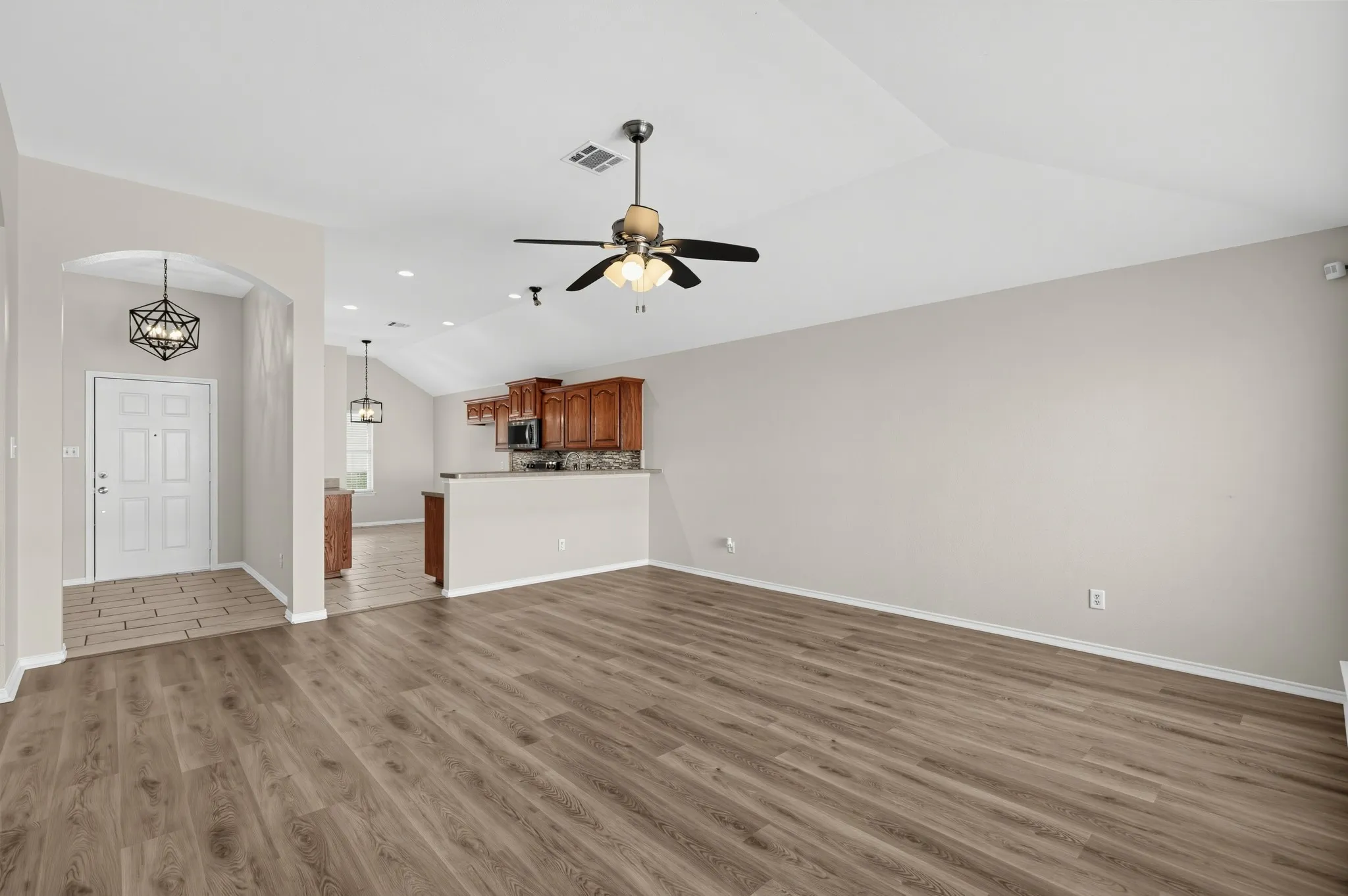 Single Family Residence For Sale in Ellis County , 1655 Wildflower Drive, Waxahachie, Texas 75165, 3 Bedroom, 2 Bathroom, 2 Garage spaces, 1,571 Sqft, built in 2008, mls#21388436, Real Estate Agent in Waxahachie, Homes For Sale in Ellis county, Homes For Sale in Waxahachie, Realtor in Waxahachie Texas, Real Estate Brokerage Independent Realty Texas, Luminita Cordes Realtor