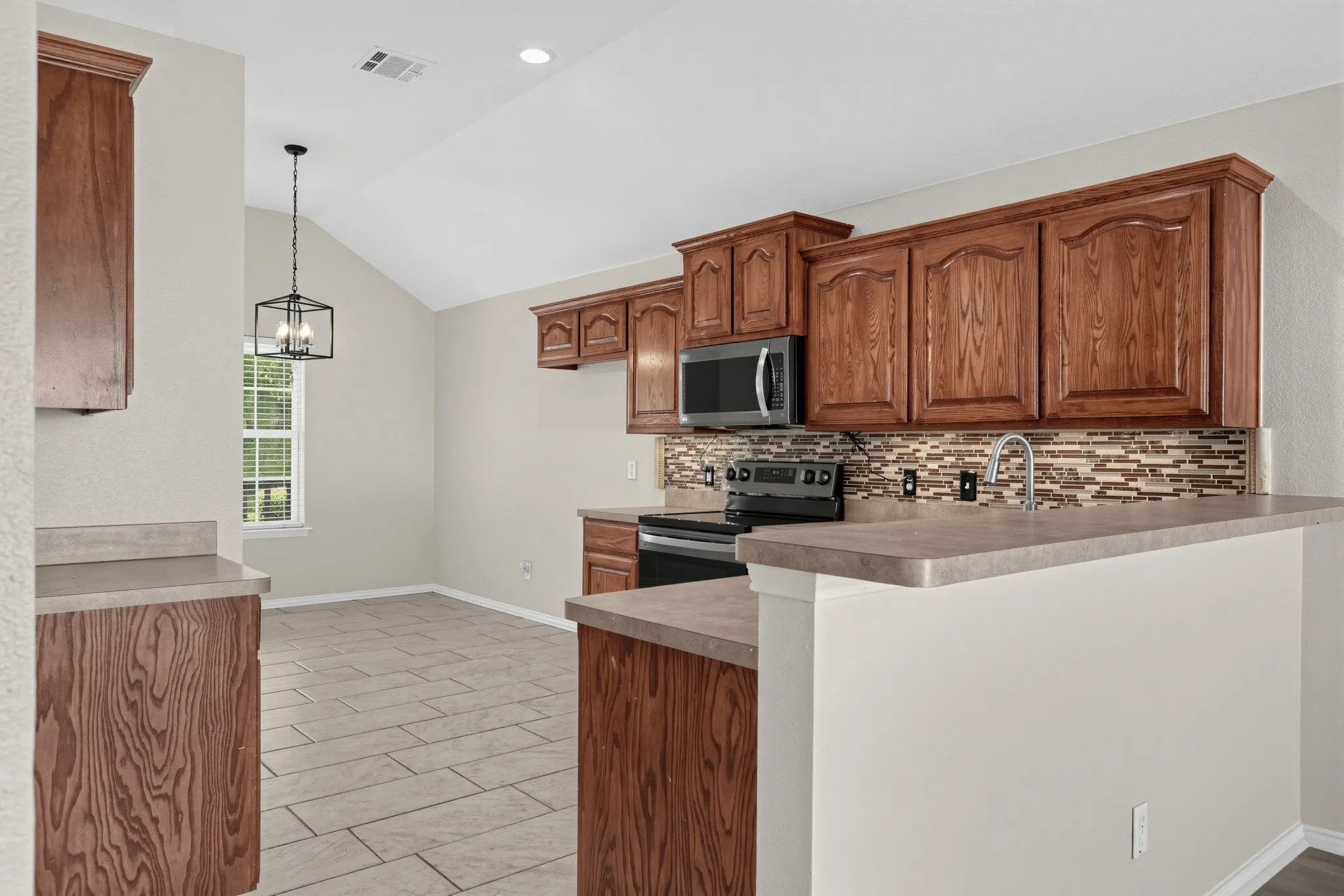 Single Family Residence For Sale in Ellis County , 1655 Wildflower Drive, Waxahachie, Texas 75165, 3 Bedroom, 2 Bathroom, 2 Garage spaces, 1,571 Sqft, built in 2008, mls#21388436, Real Estate Agent in Waxahachie, Homes For Sale in Ellis county, Homes For Sale in Waxahachie, Realtor in Waxahachie Texas, Real Estate Brokerage Independent Realty Texas, Luminita Cordes Realtor