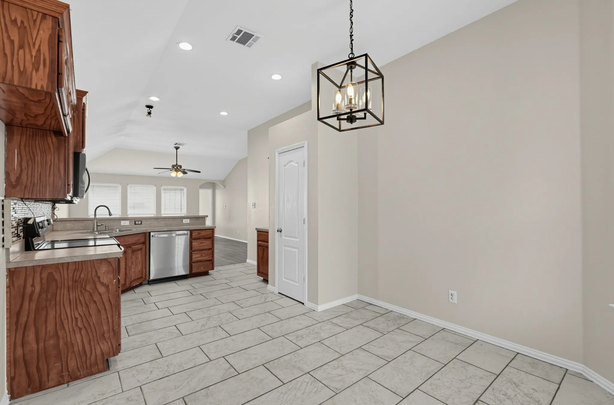 Single Family Residence For Sale in Ellis County , 1655 Wildflower Drive, Waxahachie, Texas 75165, 3 Bedroom, 2 Bathroom, 2 Garage spaces, 1,571 Sqft, built in 2008, mls#21388436, Real Estate Agent in Waxahachie, Homes For Sale in Ellis county, Homes For Sale in Waxahachie, Realtor in Waxahachie Texas, Real Estate Brokerage Independent Realty Texas, Luminita Cordes Realtor