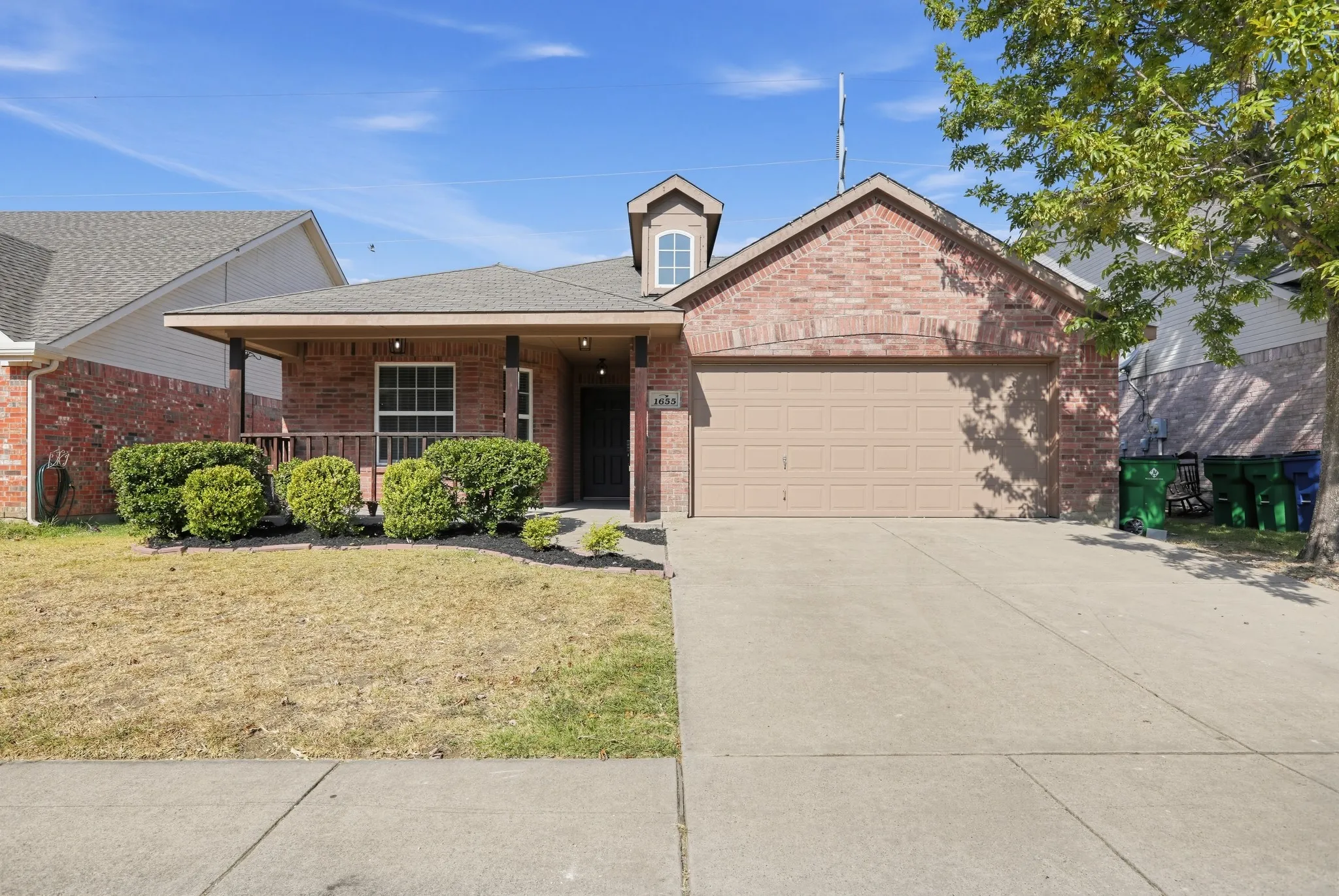 Single Family Residence For Sale in Ellis County , 1655 Wildflower Drive, Waxahachie, Texas 75165, 3 Bedroom, 2 Bathroom, 2 Garage spaces, 1,571 Sqft, built in 2008, mls#21388436, Real Estate Agent in Waxahachie, Homes For Sale in Ellis county, Homes For Sale in Waxahachie, Realtor in Waxahachie Texas, Real Estate Brokerage Independent Realty Texas, Luminita Cordes Realtor