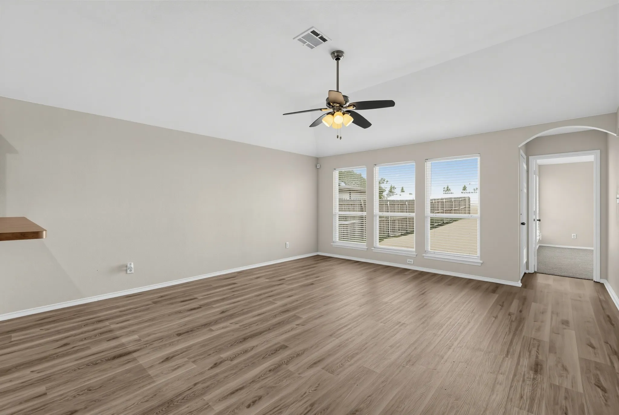 Single Family Residence For Sale in Ellis County , 1655 Wildflower Drive, Waxahachie, Texas 75165, 3 Bedroom, 2 Bathroom, 2 Garage spaces, 1,571 Sqft, built in 2008, mls#21388436, Real Estate Agent in Waxahachie, Homes For Sale in Ellis county, Homes For Sale in Waxahachie, Realtor in Waxahachie Texas, Real Estate Brokerage Independent Realty Texas, Luminita Cordes Realtor