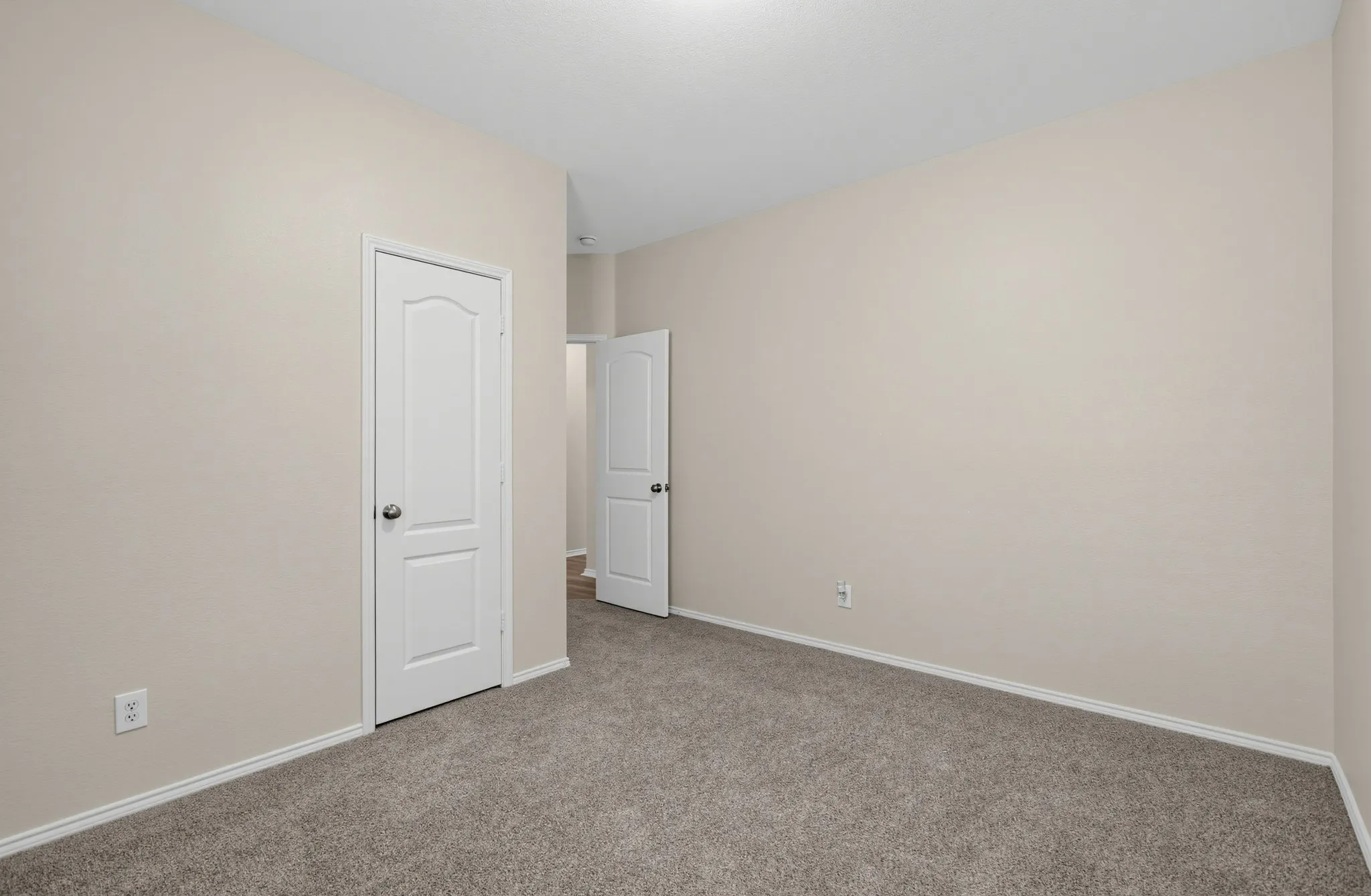 Single Family Residence For Sale in Ellis County , 1655 Wildflower Drive, Waxahachie, Texas 75165, 3 Bedroom, 2 Bathroom, 2 Garage spaces, 1,571 Sqft, built in 2008, mls#21388436, Real Estate Agent in Waxahachie, Homes For Sale in Ellis county, Homes For Sale in Waxahachie, Realtor in Waxahachie Texas, Real Estate Brokerage Independent Realty Texas, Luminita Cordes Realtor