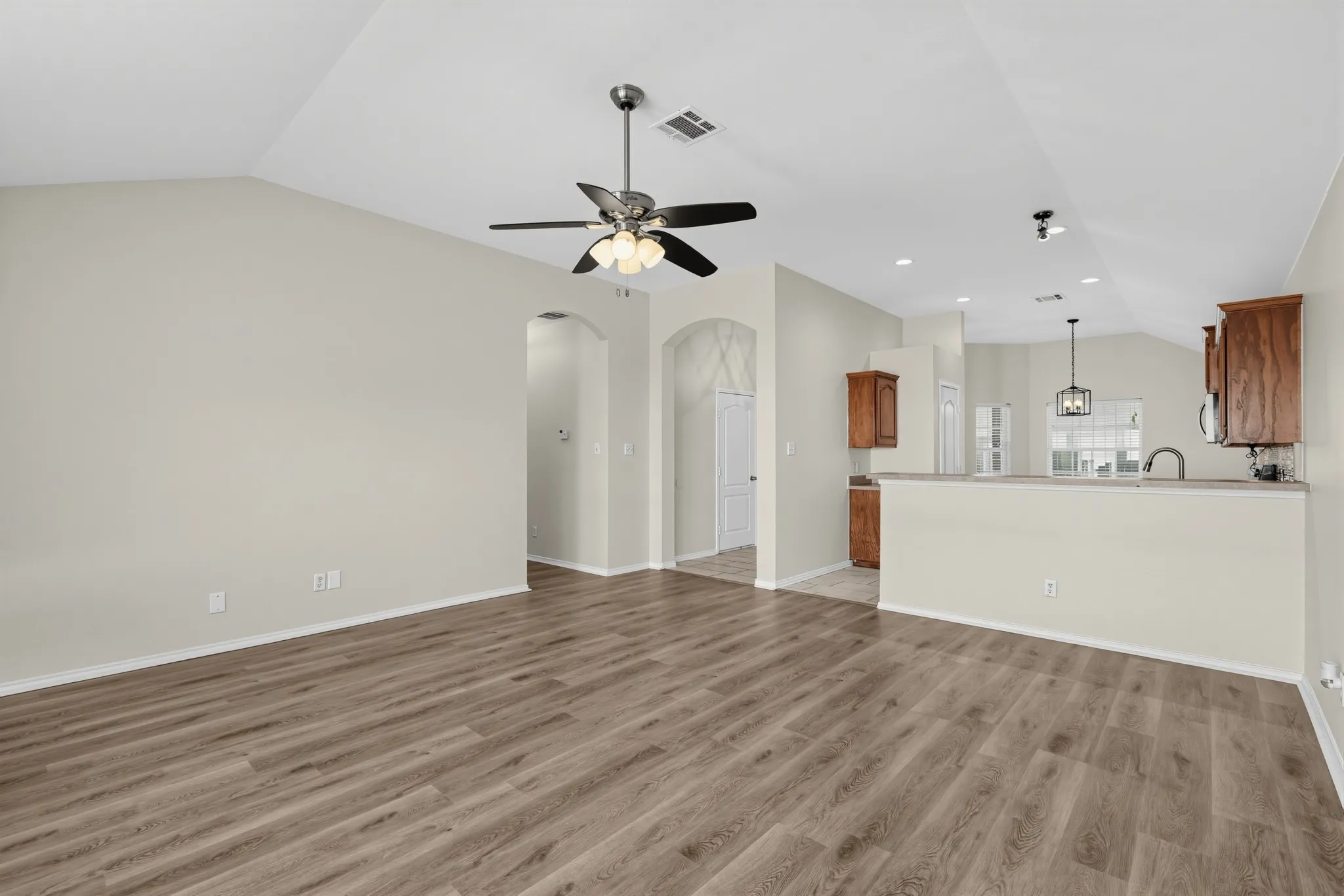 Single Family Residence For Sale in Ellis County , 1655 Wildflower Drive, Waxahachie, Texas 75165, 3 Bedroom, 2 Bathroom, 2 Garage spaces, 1,571 Sqft, built in 2008, mls#21388436, Real Estate Agent in Waxahachie, Homes For Sale in Ellis county, Homes For Sale in Waxahachie, Realtor in Waxahachie Texas, Real Estate Brokerage Independent Realty Texas, Luminita Cordes Realtor