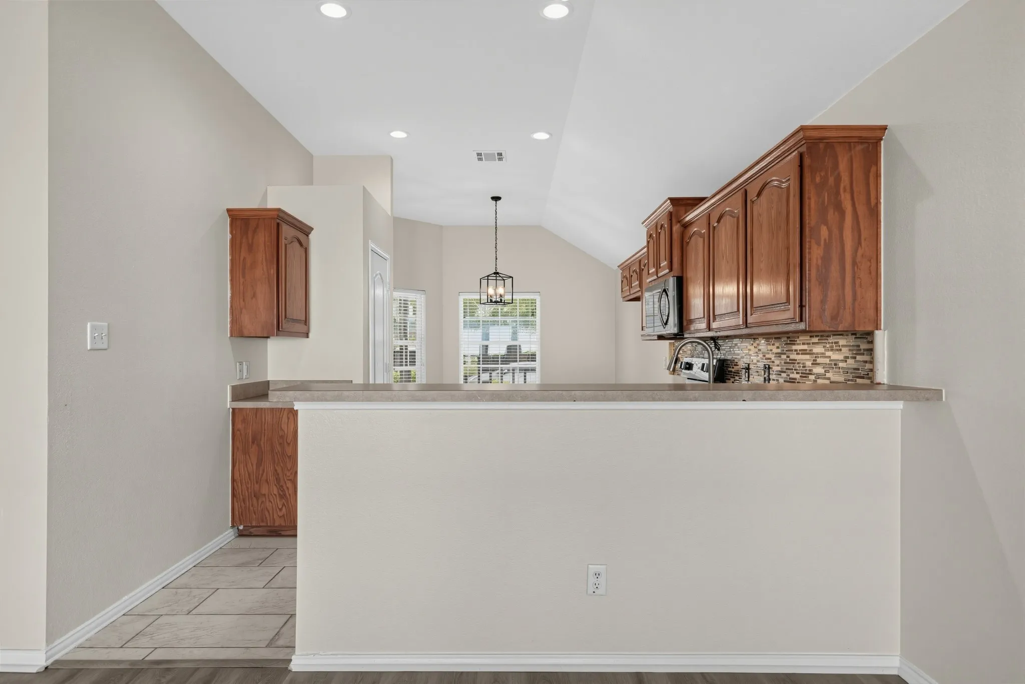 Single Family Residence For Sale in Ellis County , 1655 Wildflower Drive, Waxahachie, Texas 75165, 3 Bedroom, 2 Bathroom, 2 Garage spaces, 1,571 Sqft, built in 2008, mls#21388436, Real Estate Agent in Waxahachie, Homes For Sale in Ellis county, Homes For Sale in Waxahachie, Realtor in Waxahachie Texas, Real Estate Brokerage Independent Realty Texas, Luminita Cordes Realtor
