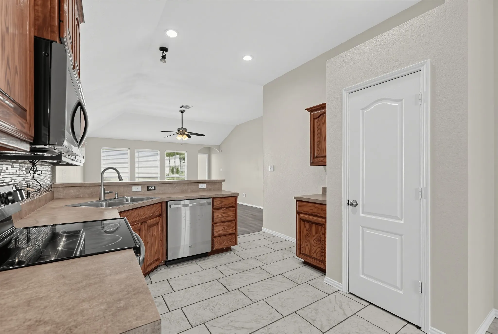 Single Family Residence For Sale in Ellis County , 1655 Wildflower Drive, Waxahachie, Texas 75165, 3 Bedroom, 2 Bathroom, 2 Garage spaces, 1,571 Sqft, built in 2008, mls#21388436, Real Estate Agent in Waxahachie, Homes For Sale in Ellis county, Homes For Sale in Waxahachie, Realtor in Waxahachie Texas, Real Estate Brokerage Independent Realty Texas, Luminita Cordes Realtor