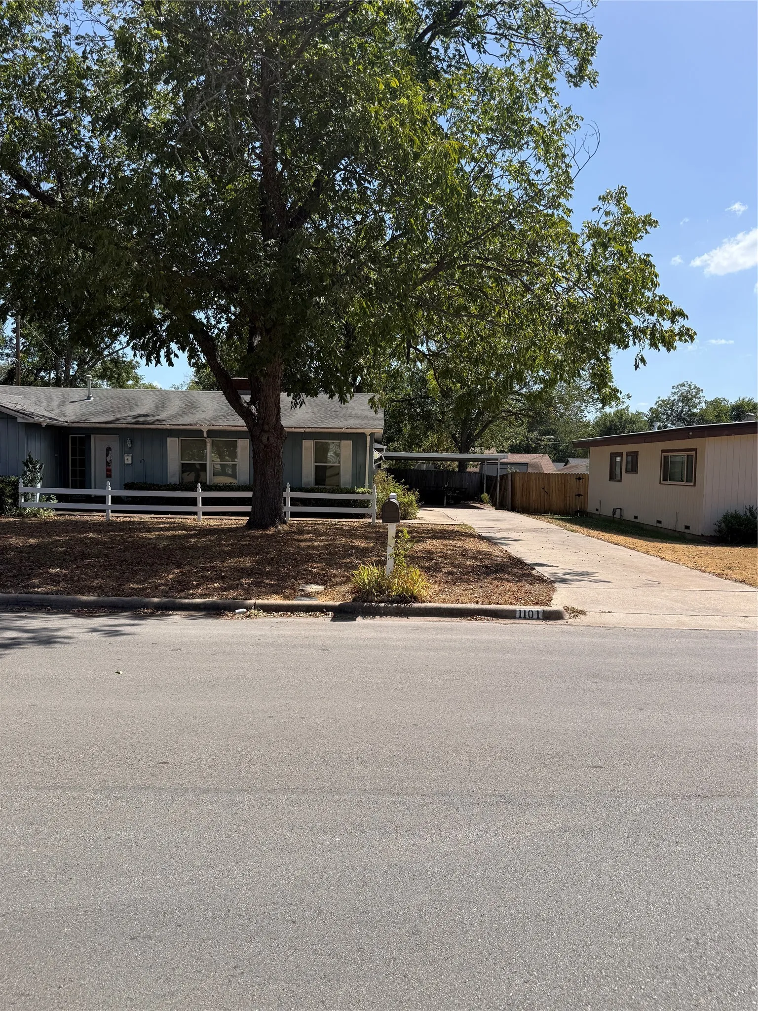 Single Family Residence For Sale in Johnson County , 1101 W Chambers Street, Cleburne, Texas 76033, 3 Bedroom, 2 Bathroom, Garage spaces, 1,859 Sqft, built in 1955, mls#21388049, Real Estate Agent in Cleburne, Homes For Sale in Johnson county, Homes For Sale in Cleburne, Realtor in Cleburne Texas, Real Estate Brokerage Independent Realty Texas, Luminita Cordes Realtor